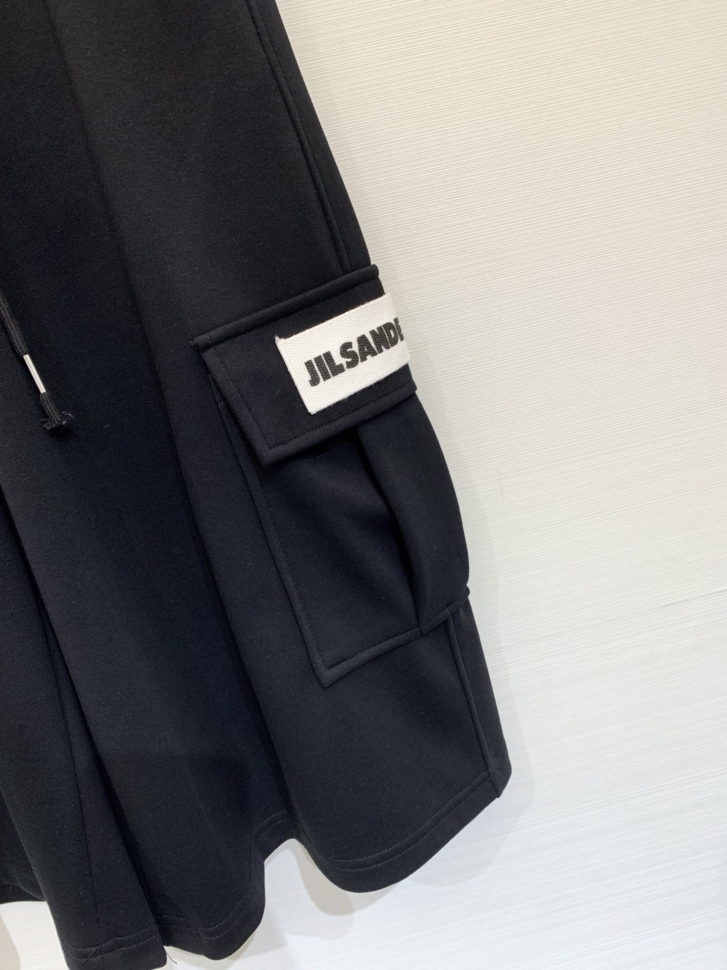 Шорты женские в стиле Jil Sander  чёрного цвета с накладными карманами