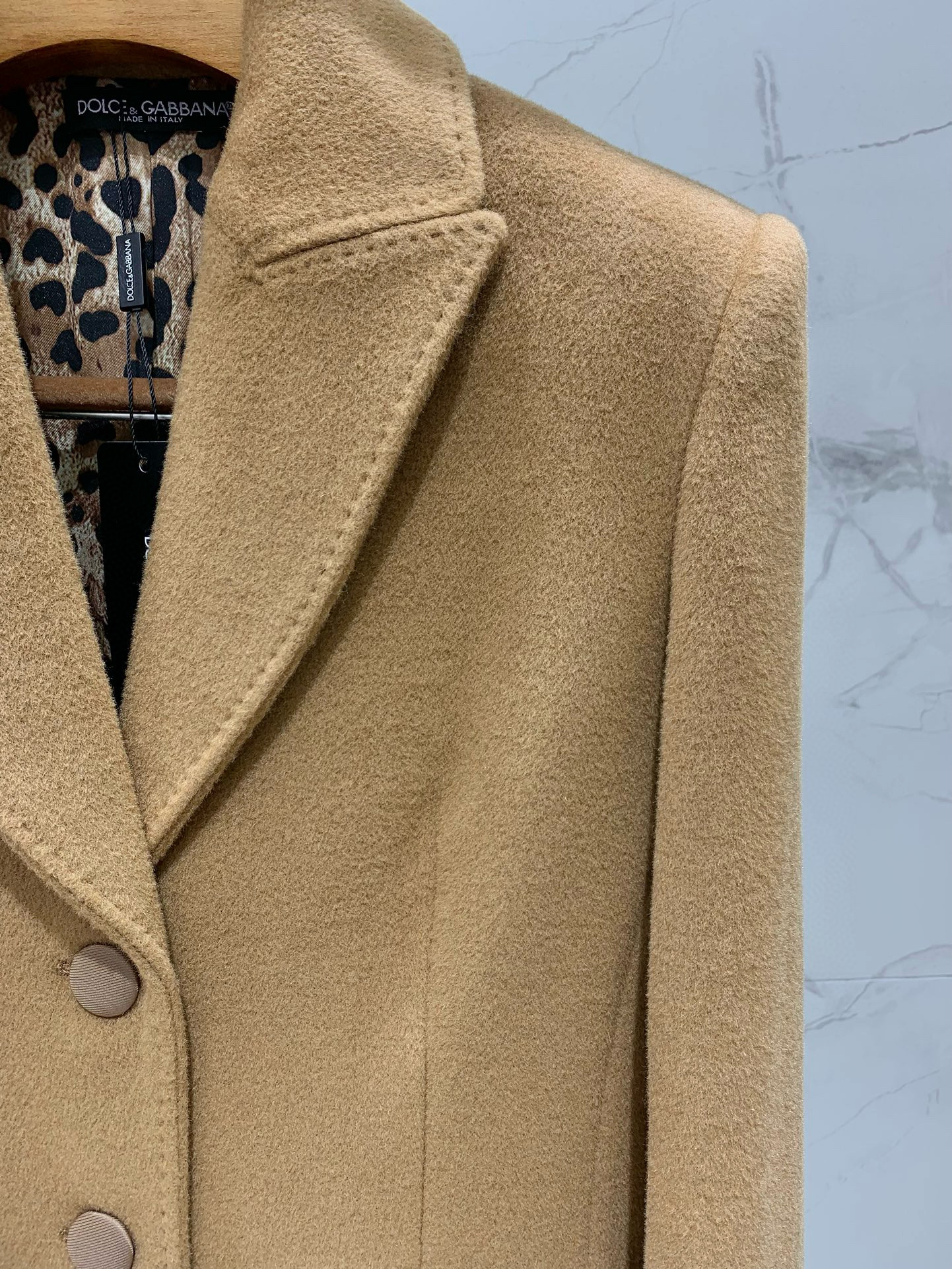 Пальто женское в стиле Dolce & Gabbana с леопардовой подкладкой и жемчужной отделкой, карамельного цвета