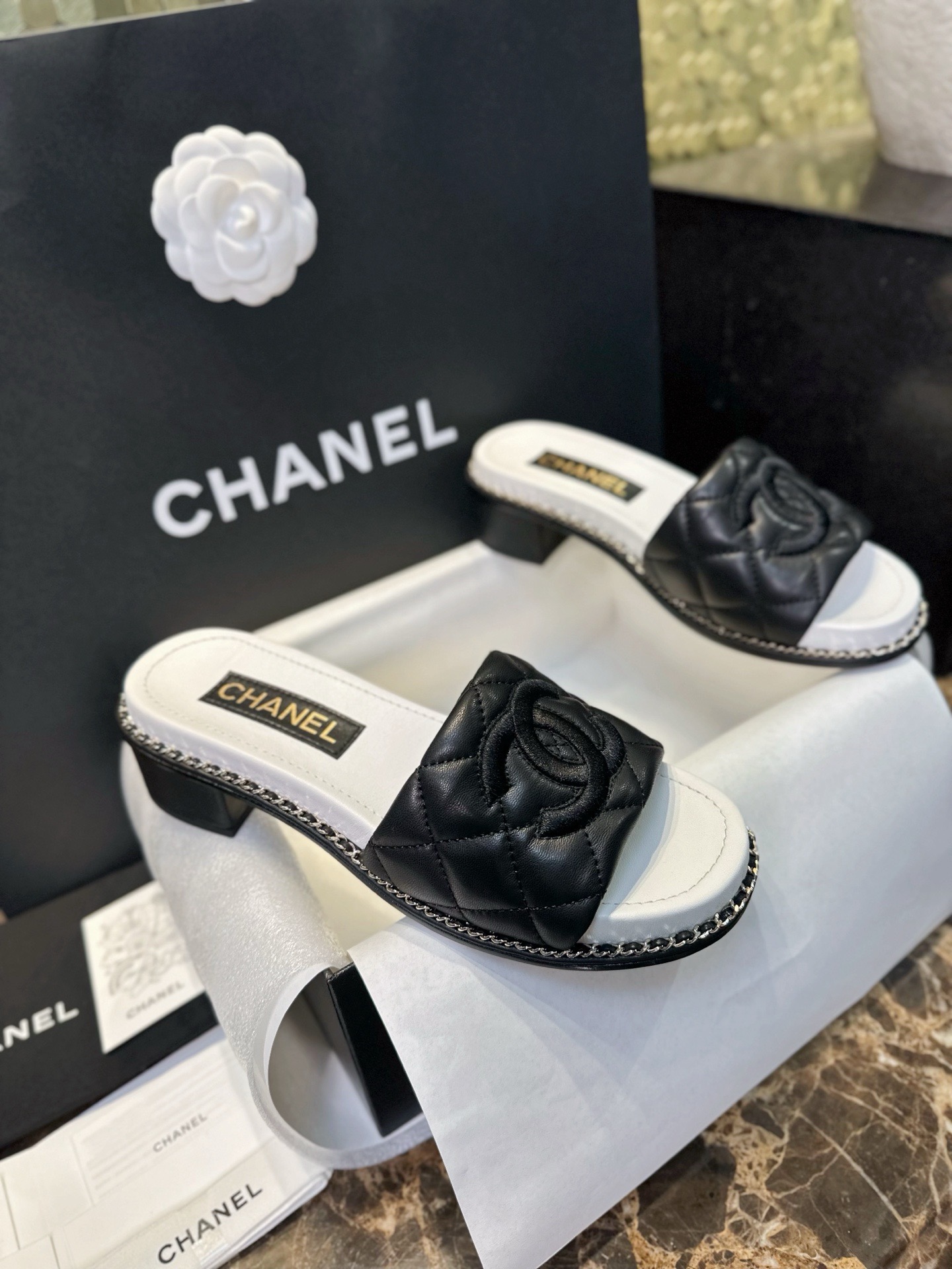 Мюли женские в стиле Chanel 25P чёрно-белого цвета