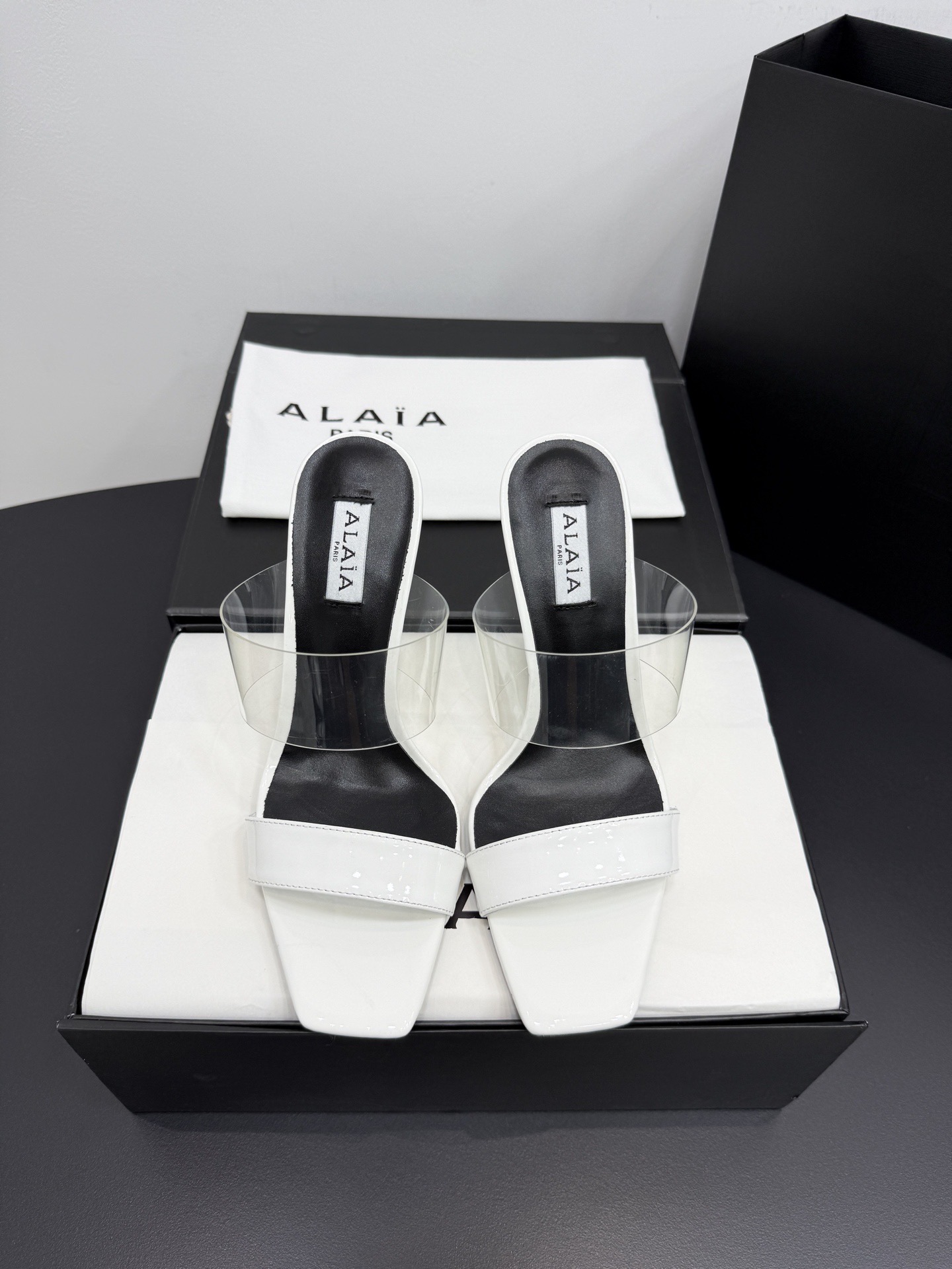 Босоножки женские в стиле Alaïa белого цвета