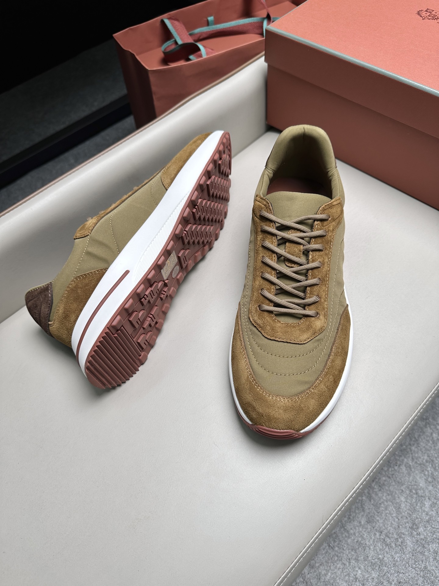 Кроссовки мужские в стиле Loro Piana бежевого цвета