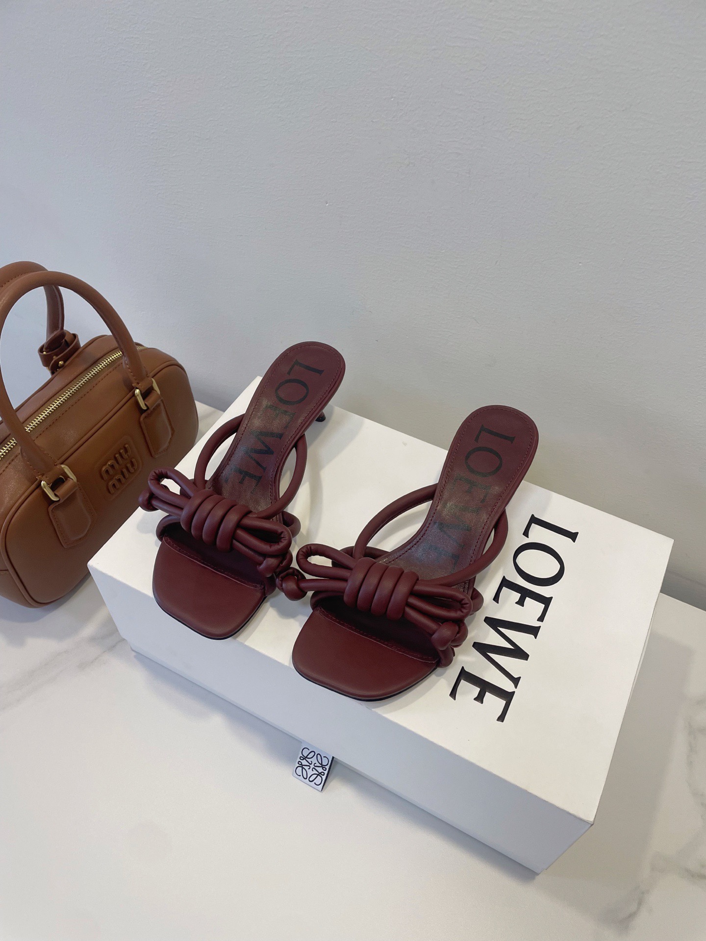 Мюли женские в стиле Loewe с узлом бордового цвета
