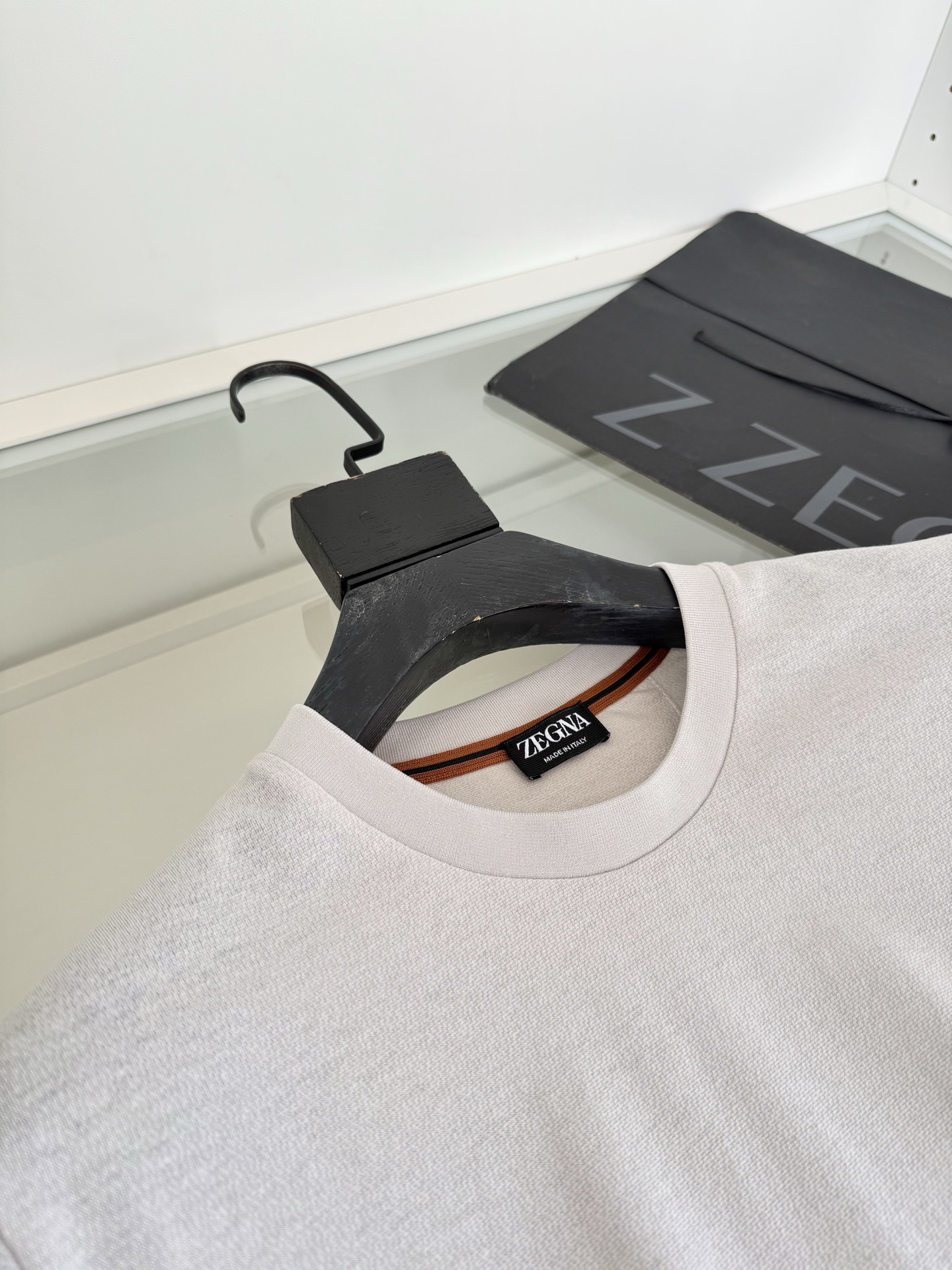 Футболка мужская в стиле Zegna светлого цвета базовая