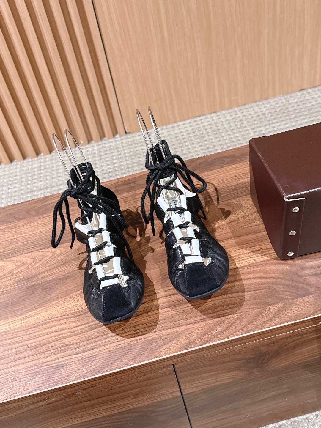 Балетки женские в стиле Alaïa Fold из натуральной замши со шнуровкой черно-молочного цвета