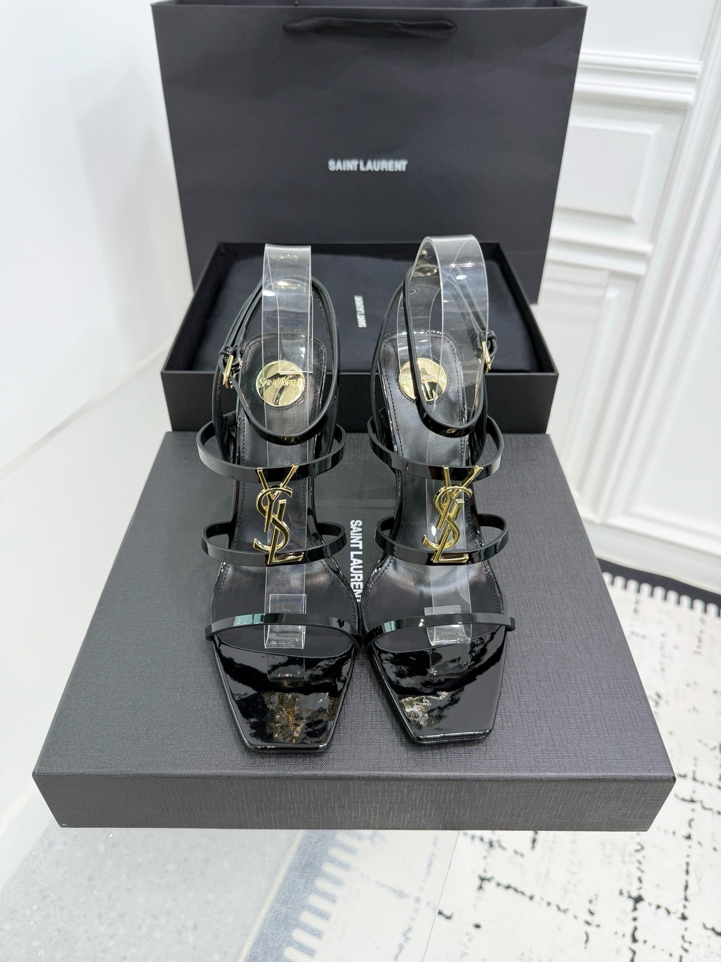 Босоножки женские в стиле Saint Laurent из лаковой натуральной кожи черного цвета