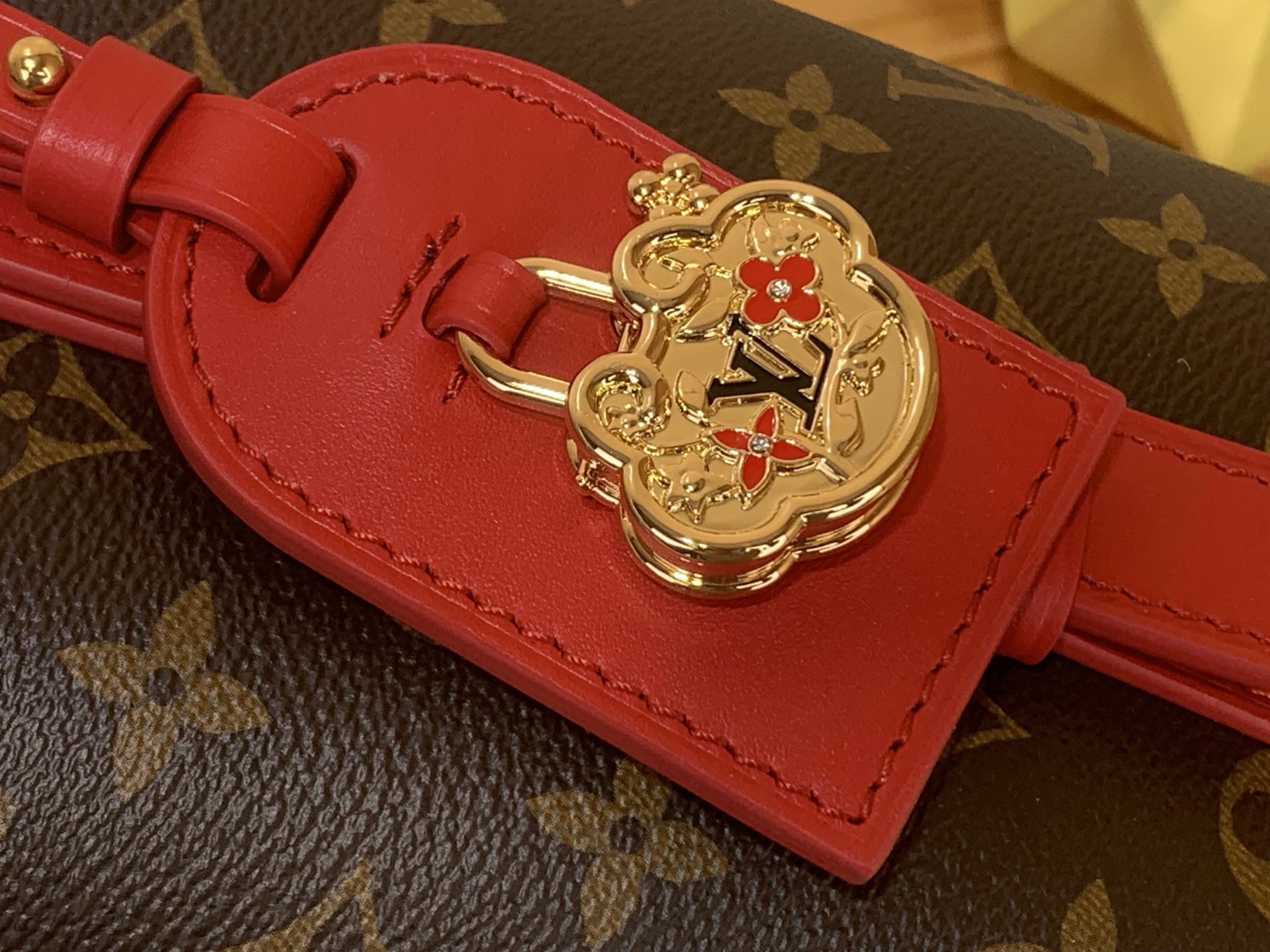 Сумка женская в стиле Louis Vuitton All In BB Monogram с красными акцентами