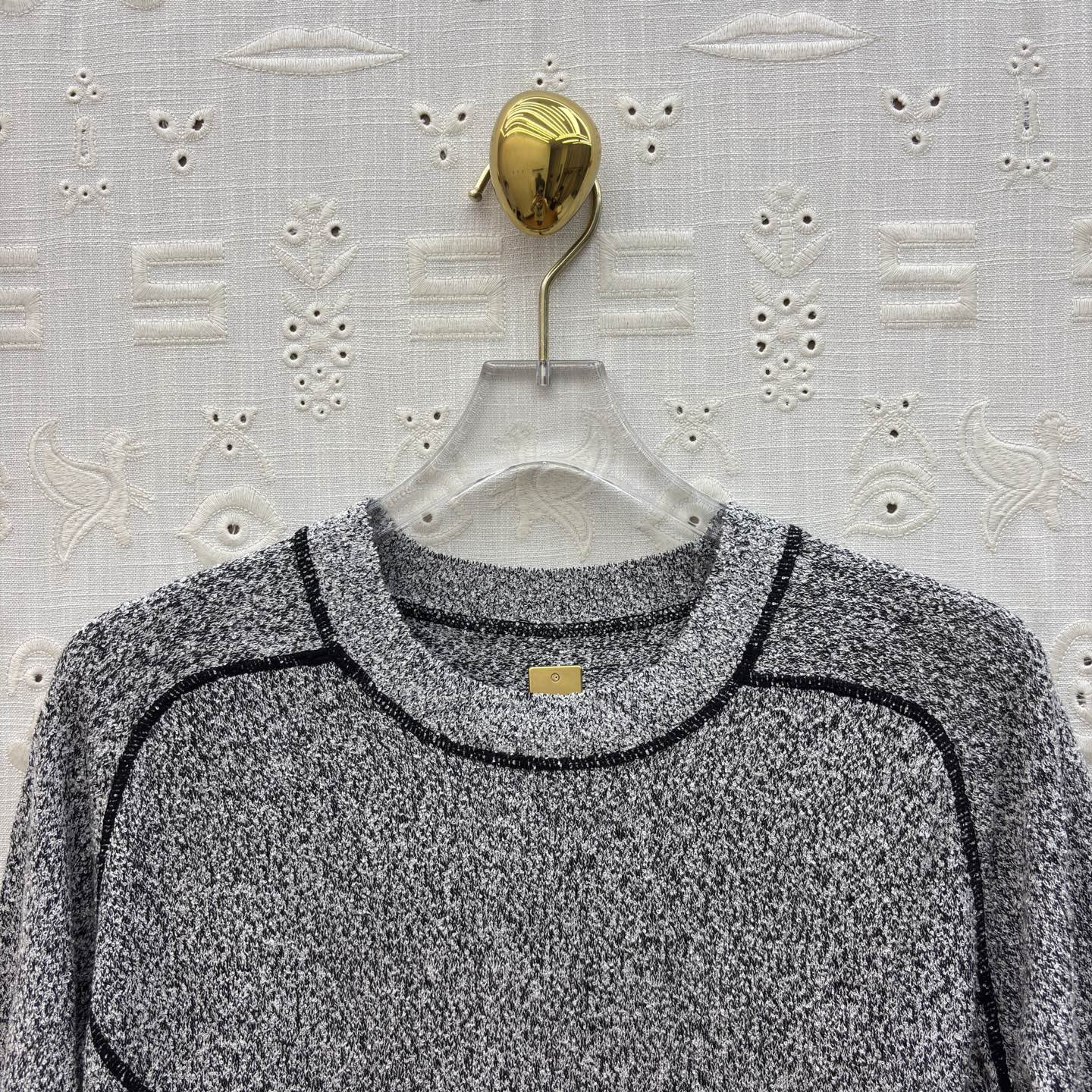 Футболка женская в стиле Schiaparelli серого цвета с контрастной отделкой швов