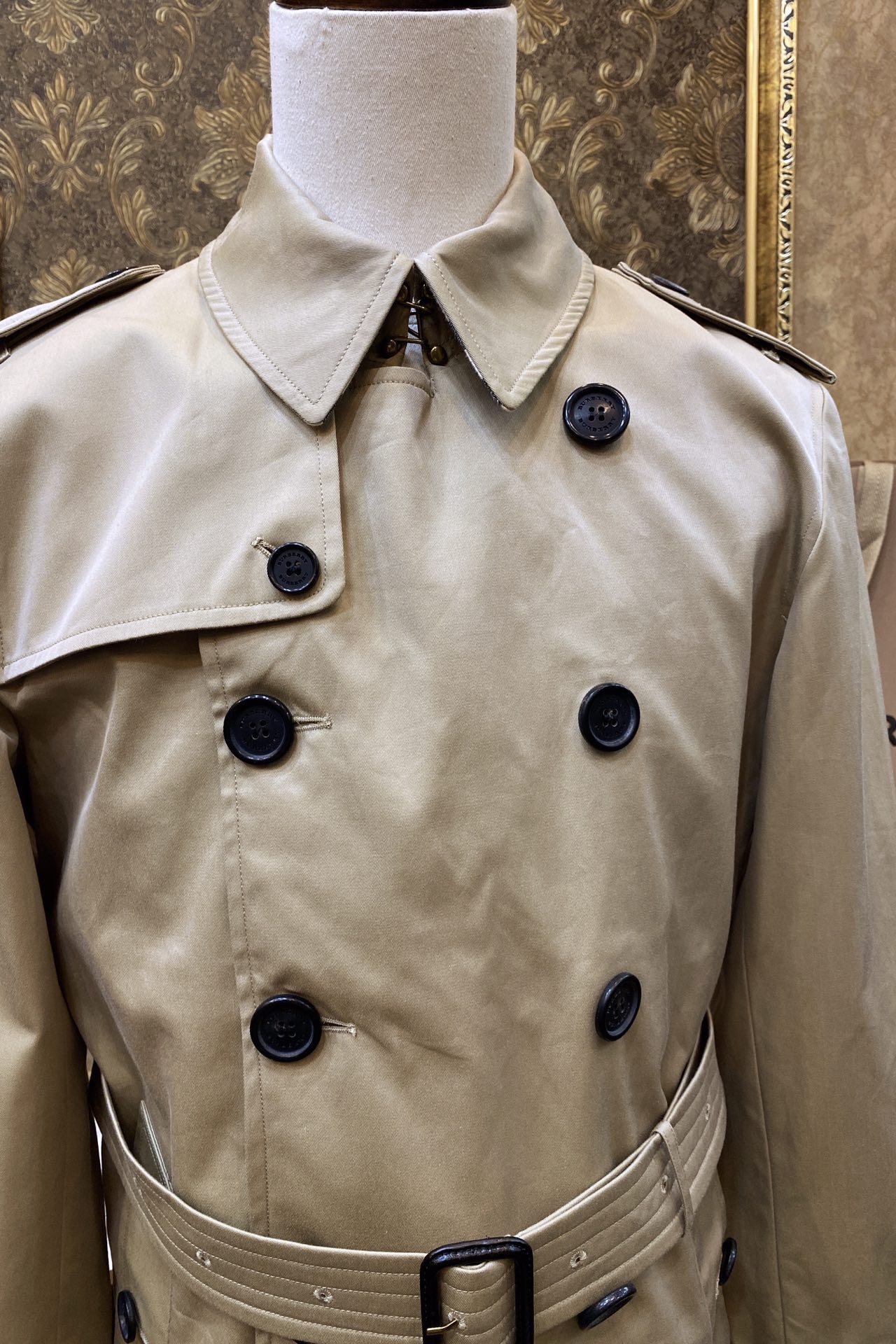 Тренч мужской в стиле Burberry укороченный бежевого цвета