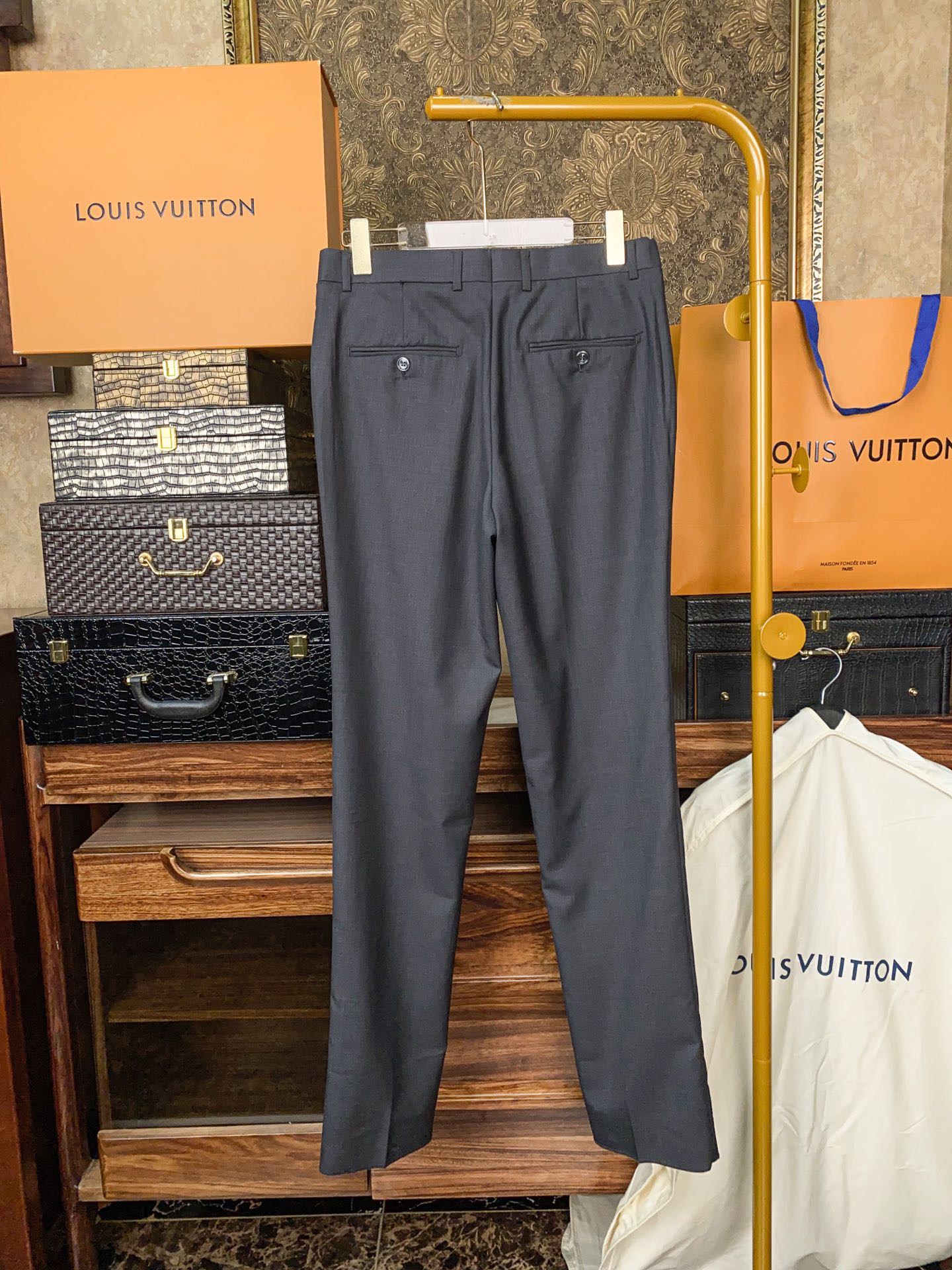 Костюм мужской в стиле Louis Vuitton классический серого цвета (пиджак + брюки)