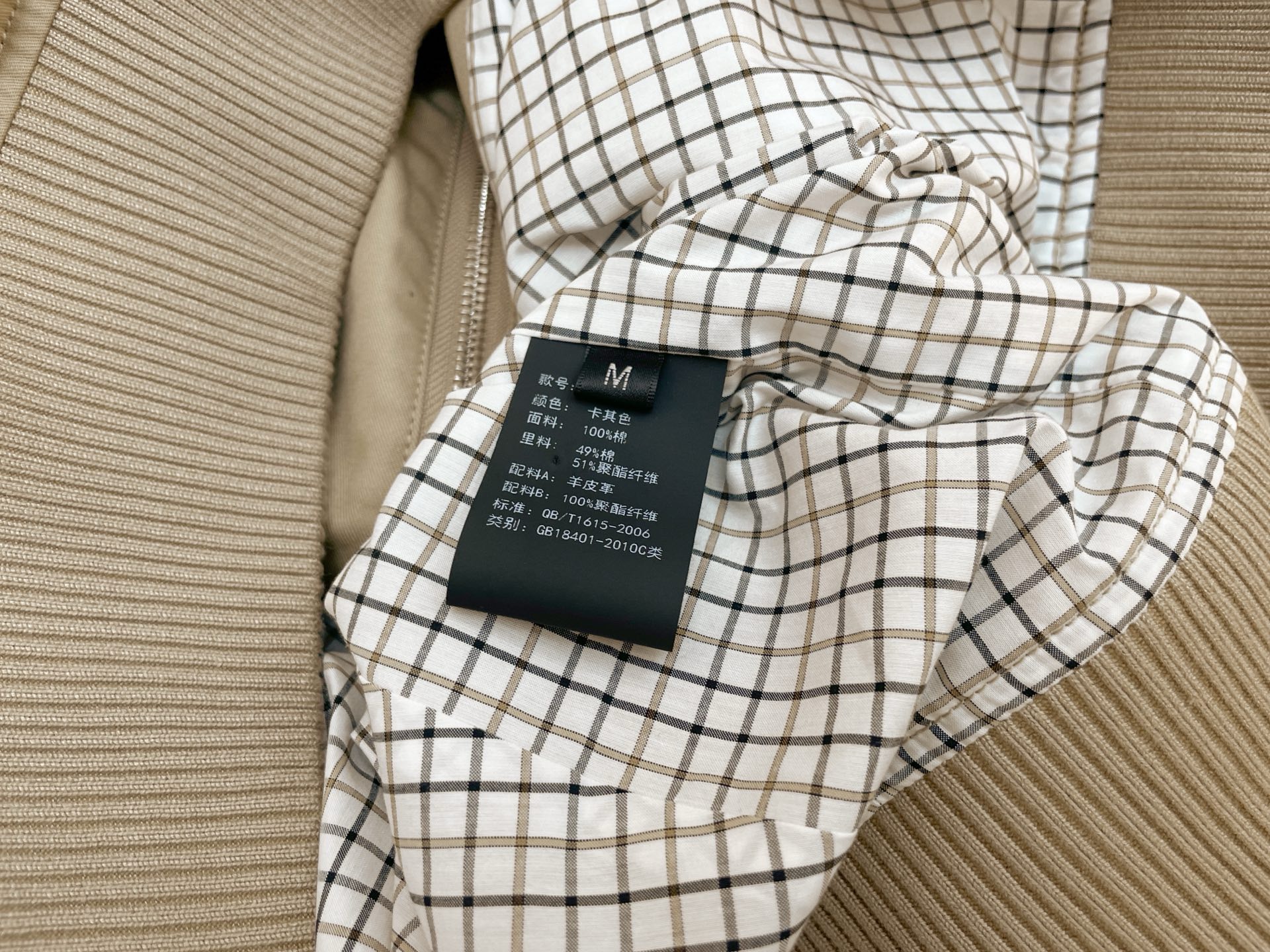 Куртка женская в стиле Bottega Veneta бежевого цвета со съёмным кожаным воротником