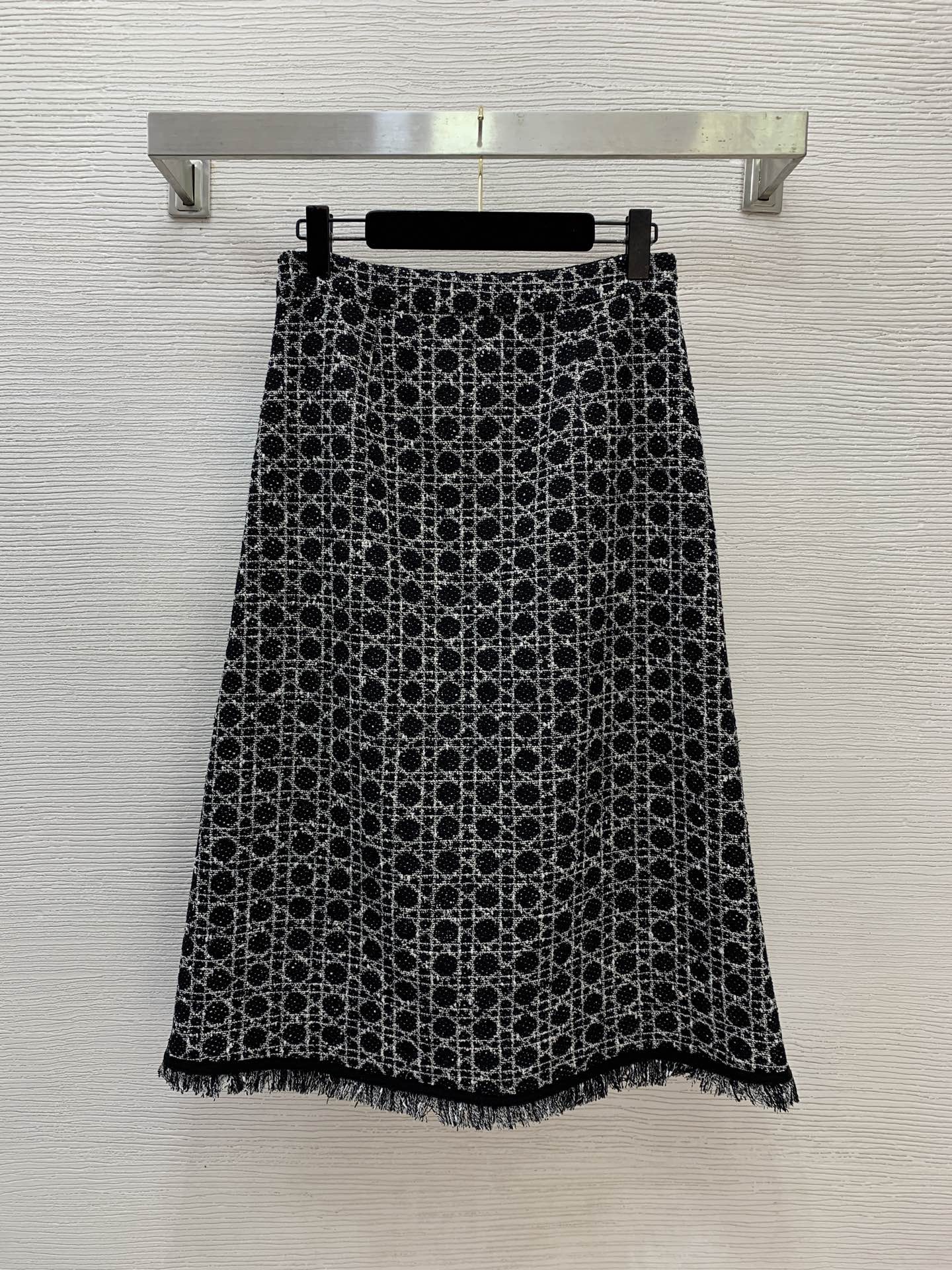 Юбка женская в стиле Dior чёрного цвета с бахромой и А-силуэтом