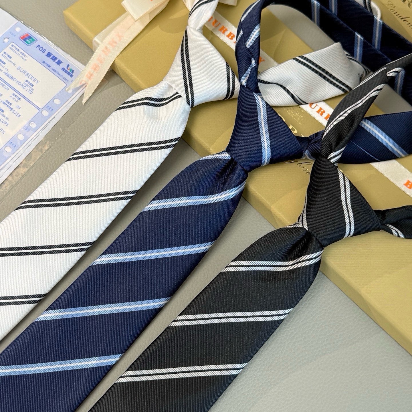 Галстук мужской в стиле Burberry тёмно-синего цвета с диагональными полосами и вышивкой