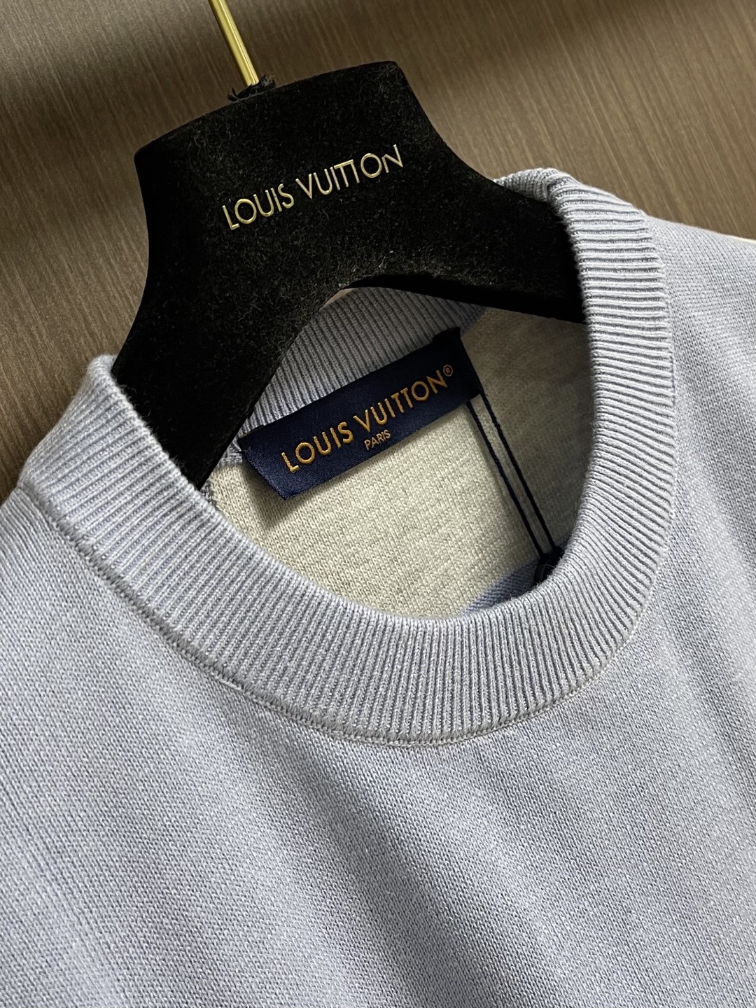 Костюм мужской Louis Vuitton голубого цвета с монограммным декором