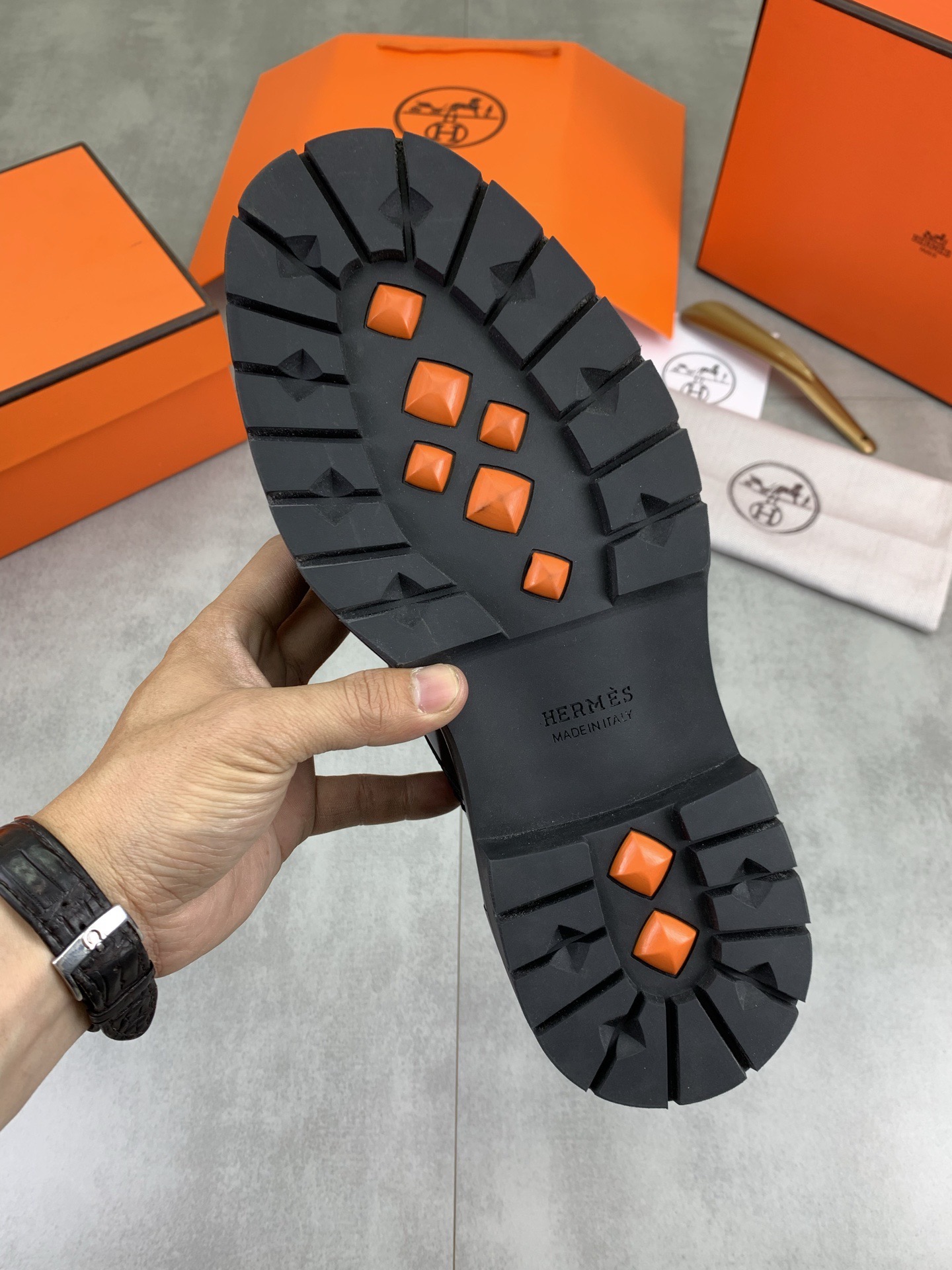 Дерби мужские в стиле Hermes из натуральной кожи черного цвета