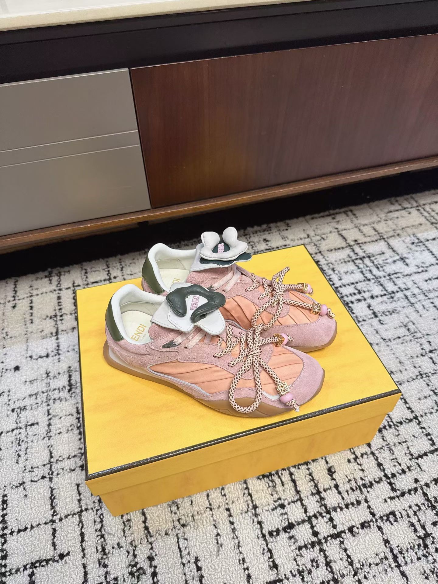 Кроссовки женские в стиле Fendi Delfina розового цвета