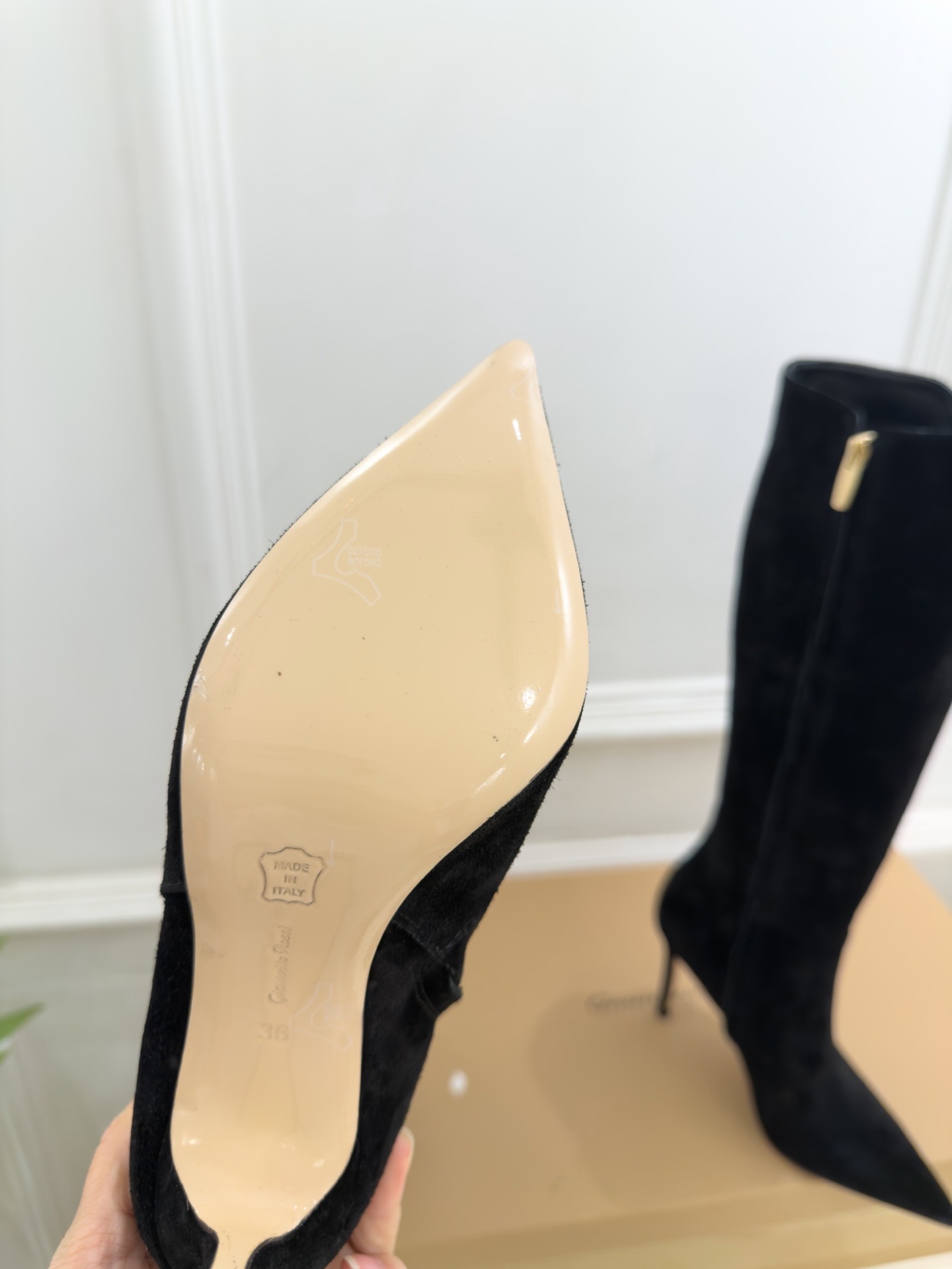 Сапоги женские Gianvito Rossi из натуральной замши черного цвета