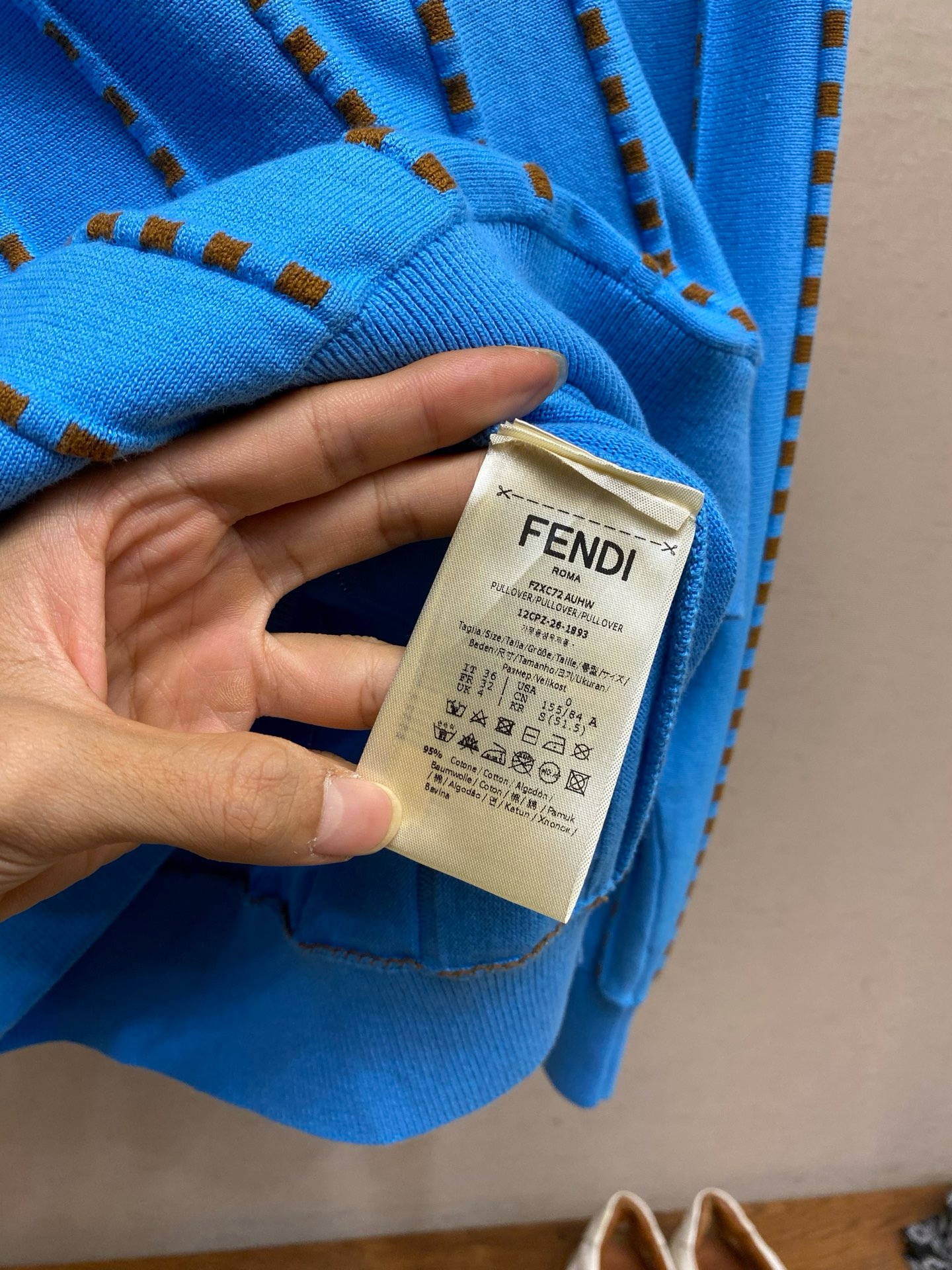 Поло мужское в стиле Fendi голубого цвета с V-образным вырезом