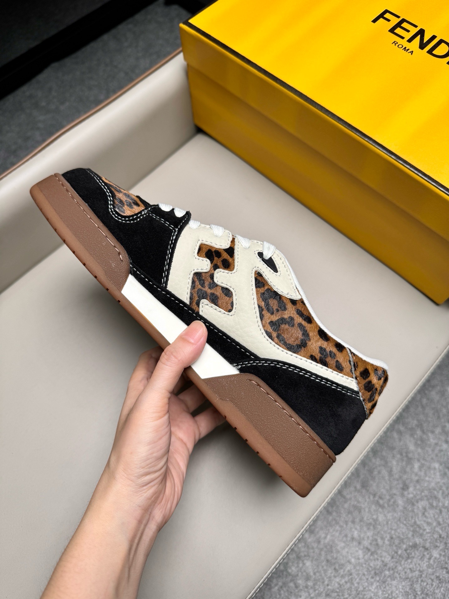 Кроссовки унисекс в стиле Fendi Match коричневого цвета