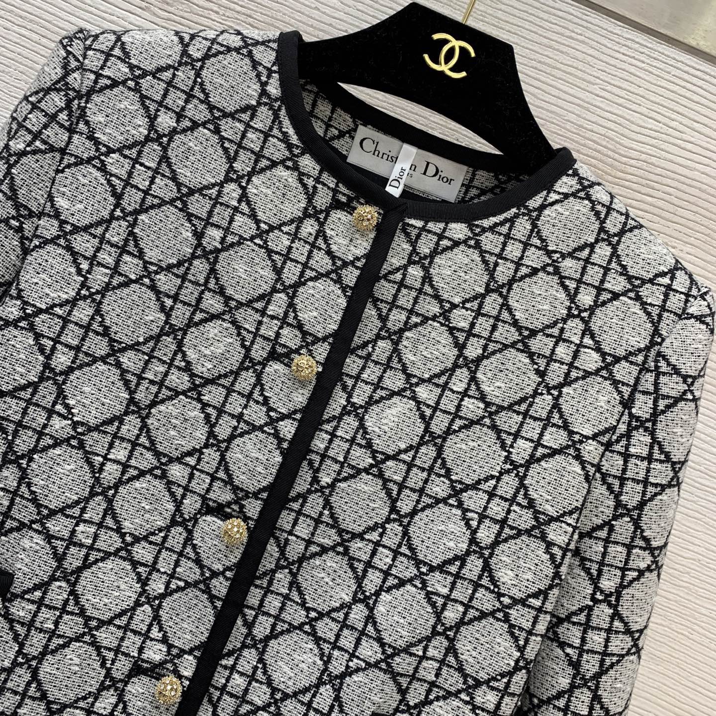 Жакет женский в стиле Christian Dior укороченный с логотипным узором и контрастной отделкой