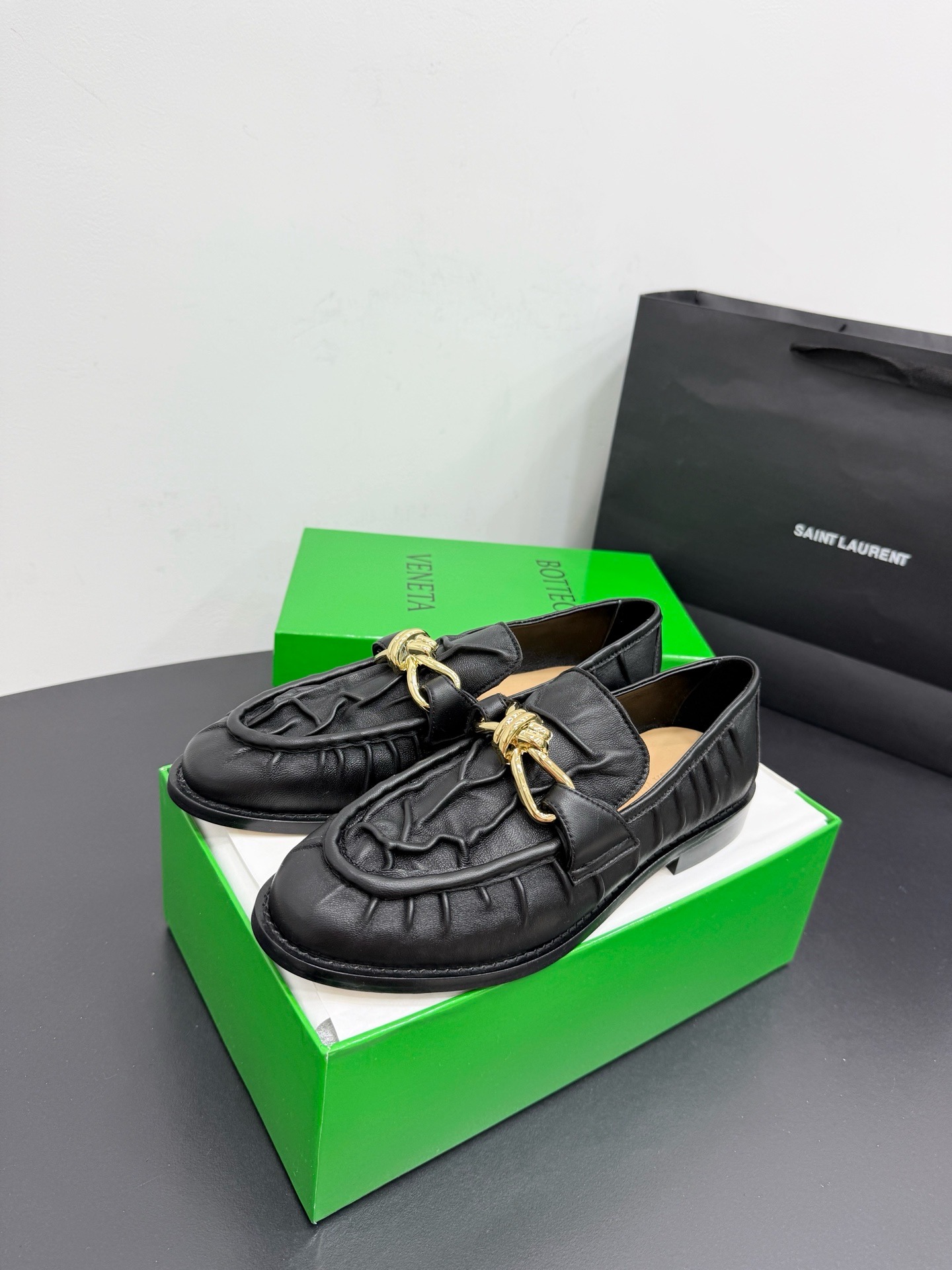 Лоферы женские в стиле Bottega Veneta Astaire с металлическим декором черного цвета