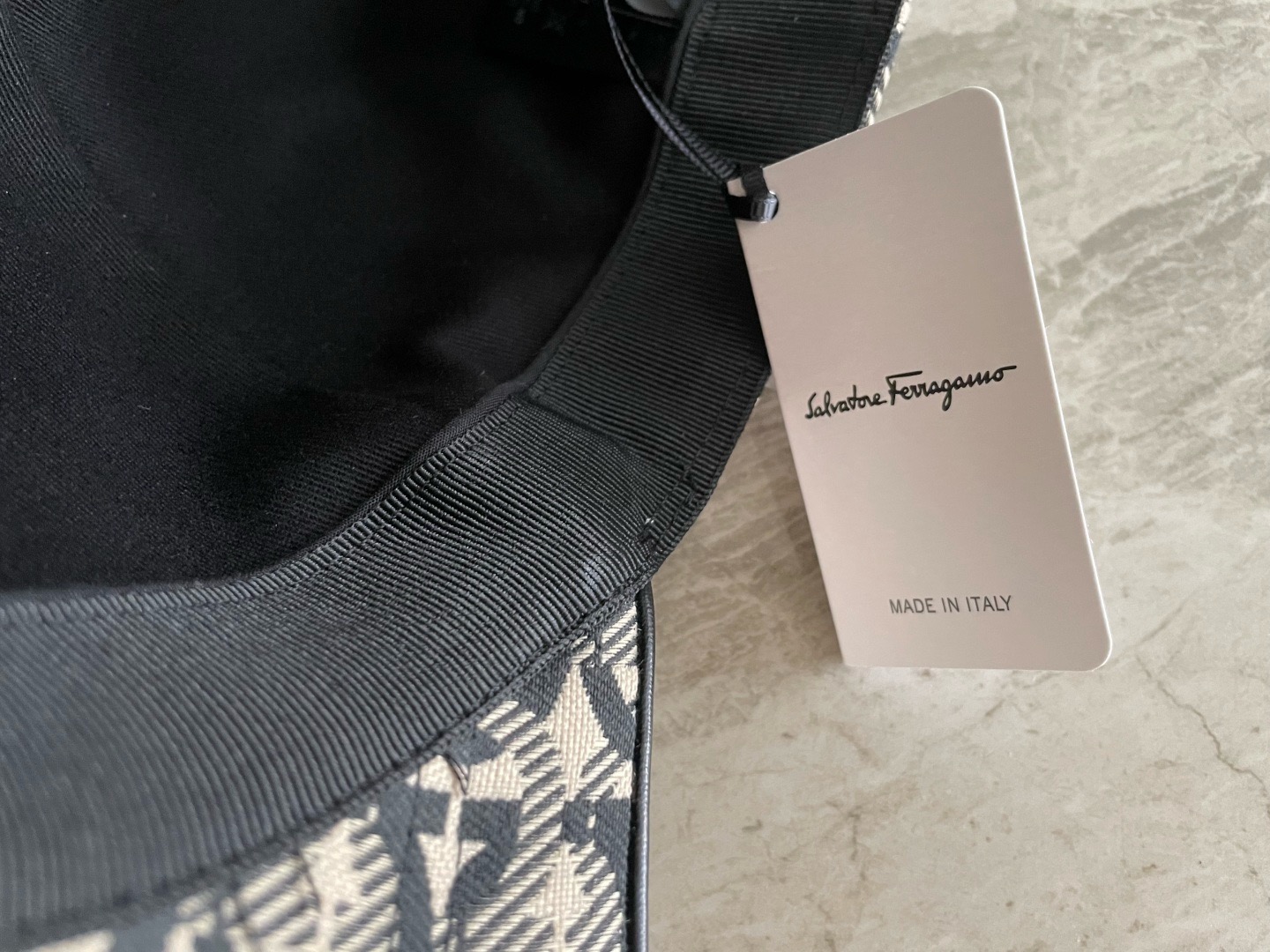 Бейсболка Salvatore Ferragamo бежевого цвета