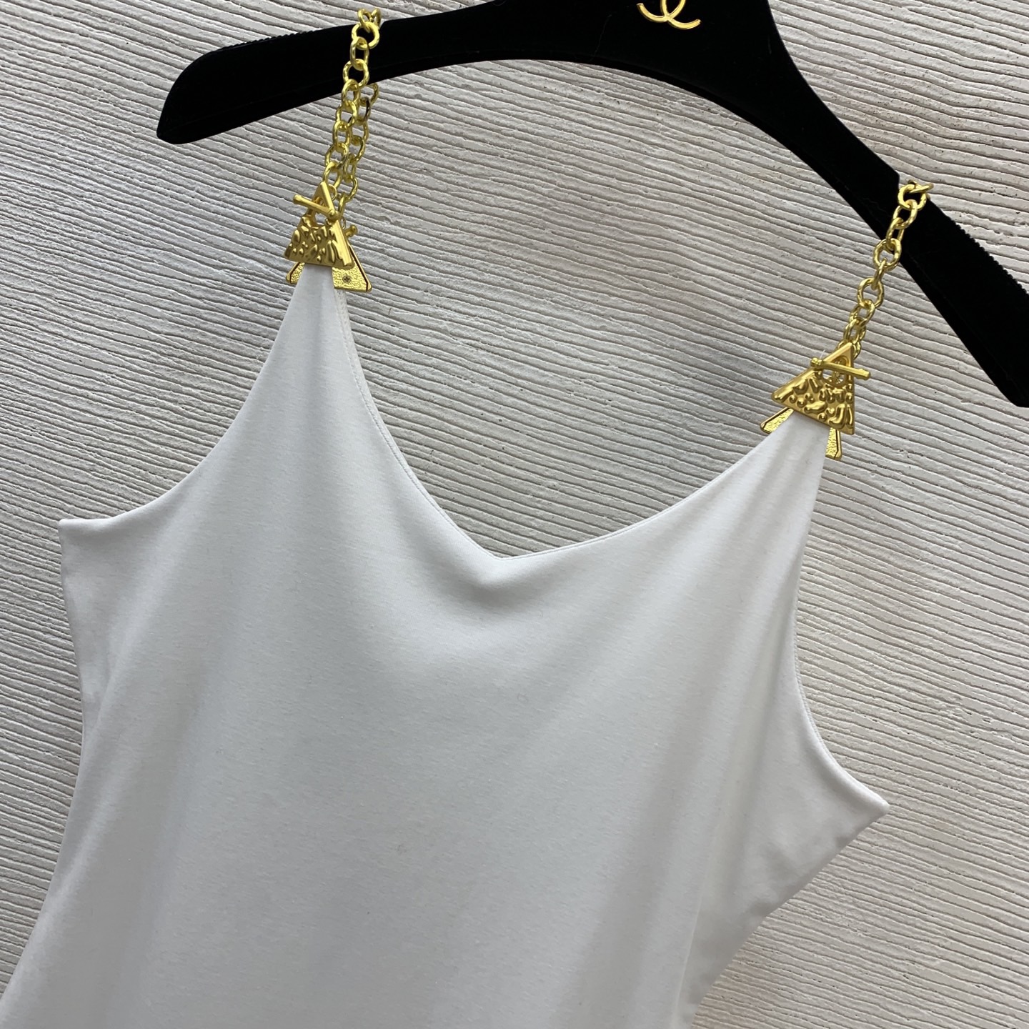 Платье женское в стиле Schiaparelli белого цвета на бретелях с декоративными цепочками