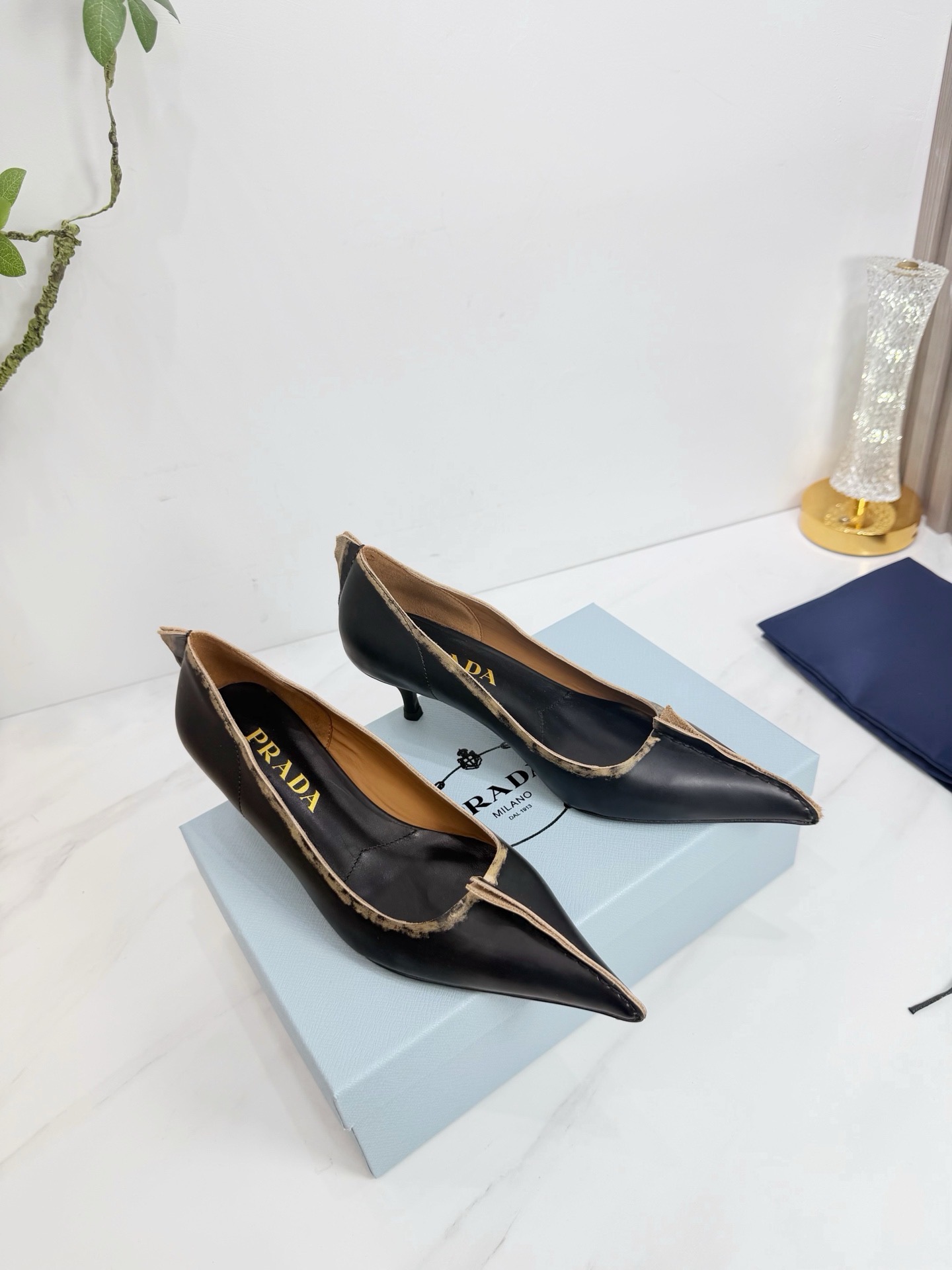 Туфли женские в стиле Prada из натуральной кожи черного цвета