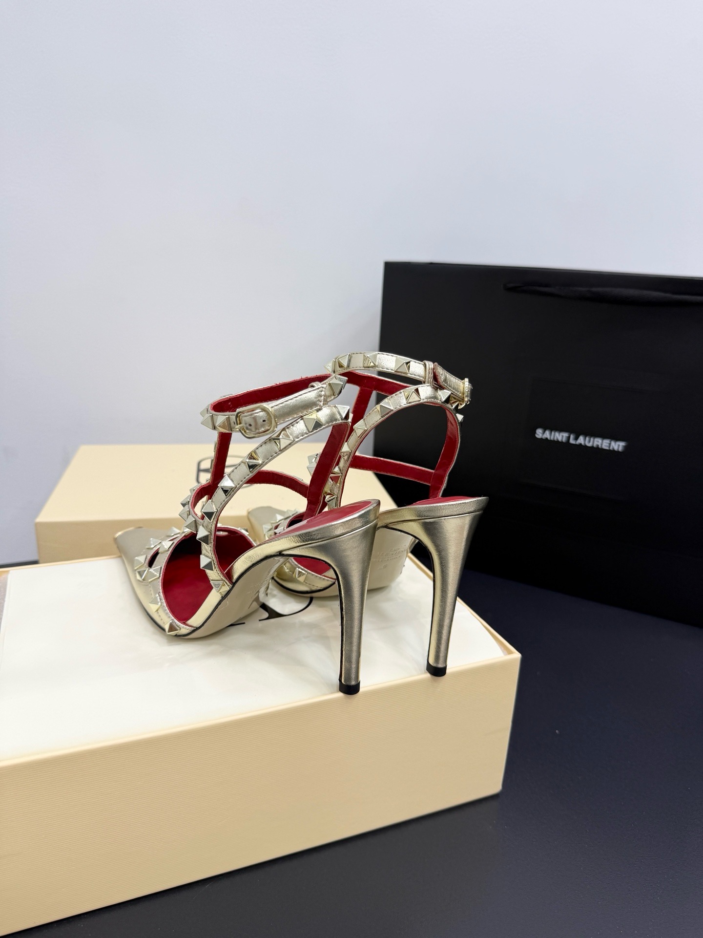 Босоножки женские в стиле Valentino Garavani Rockstud золотистого цвета