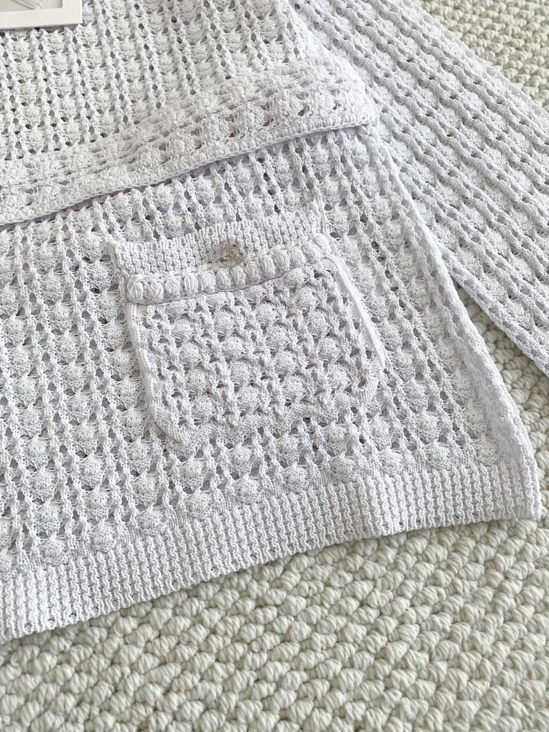 Кардиган женский в стиле Chanel с ажурной вязкой и воротником белого цвета