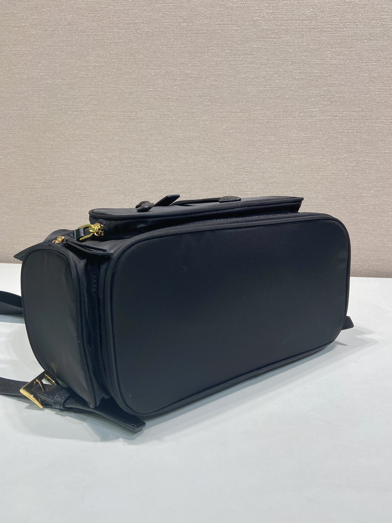 Рюкзак женский в стиле Prada Re-Nylon чёрного цвета с клапаном и металлической фурнитурой