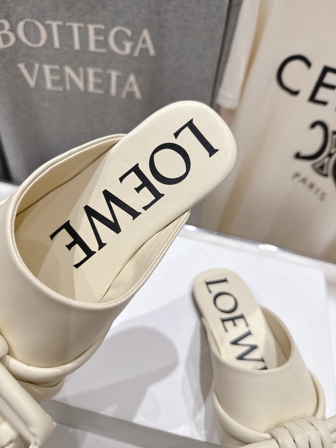 Мюли женские в стиле LOEWE F036 молочного цвета со шнуровкой