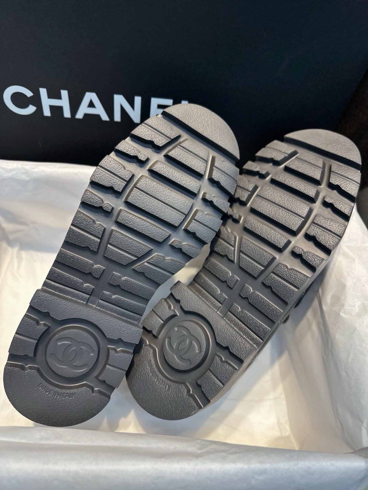 Лоферы женские в стиле Chanel 24B из натуральной кожи серого цвета