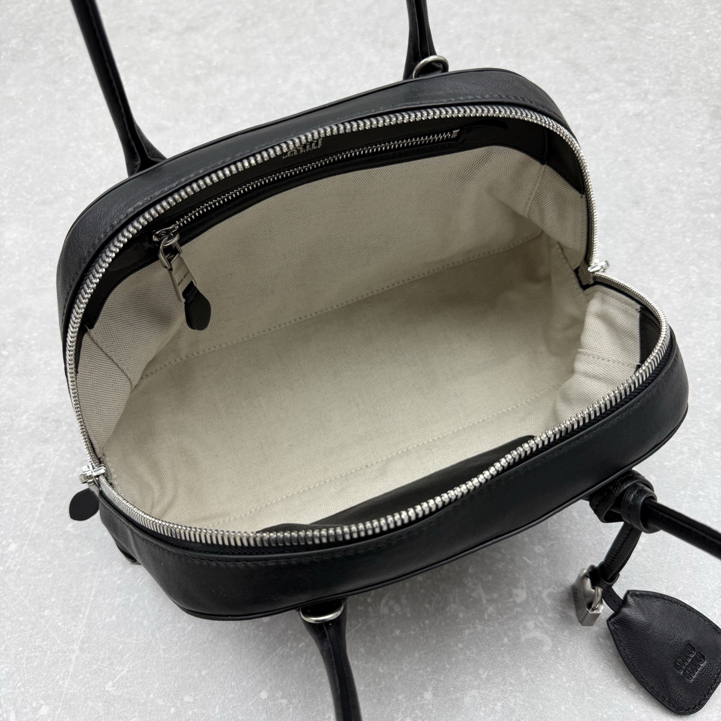 Сумка женская в стиле Miu Miu Vivant из натуральной кожи черного цвета