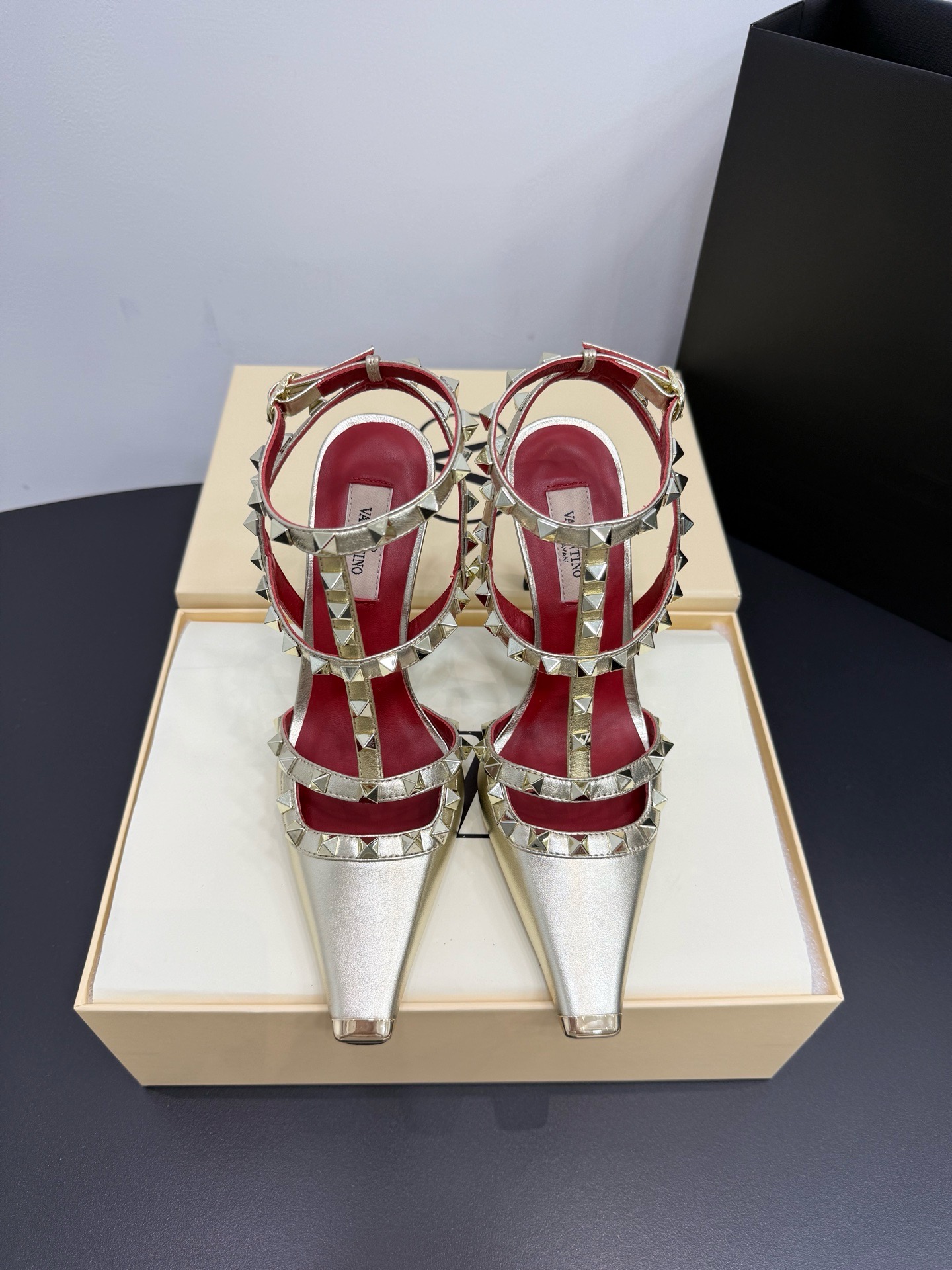Босоножки женские в стиле Valentino Garavani Rockstud золотистого цвета