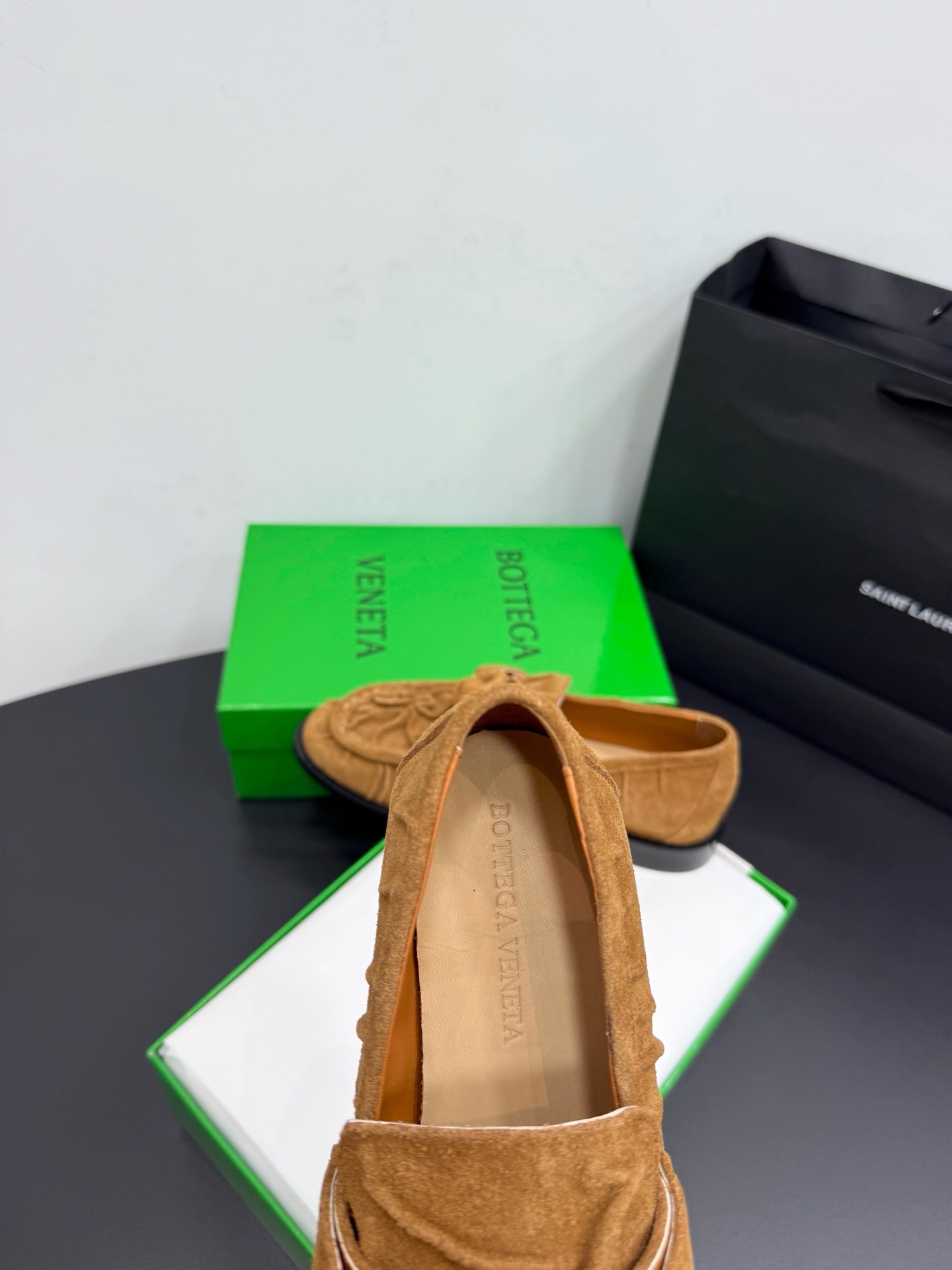 Лоферы женские в стиле Bottega Veneta Astaire бежевого цвета