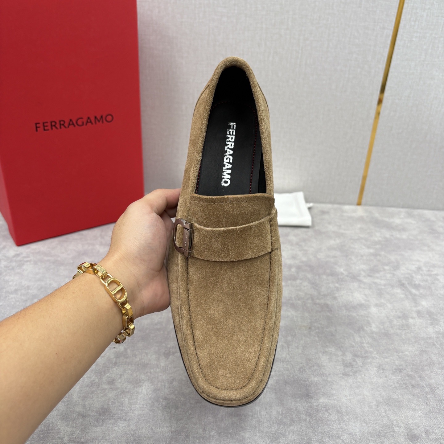 Лоферы мужские в стиле Ferragamo Gancini из натуральной замши бежевого цвета