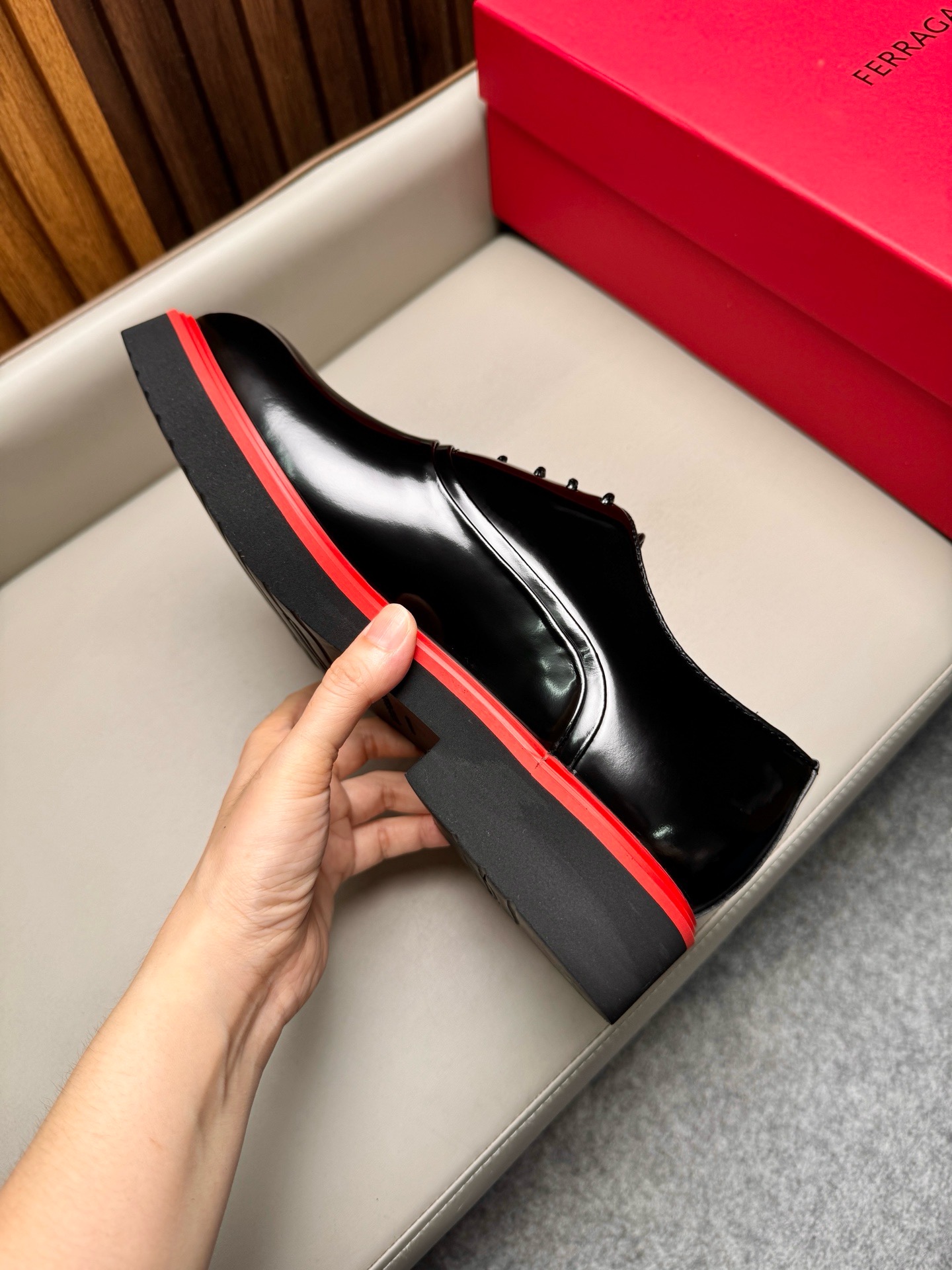 Туфли мужские в стиле Salvatore Ferragamo чёрного цвета с красной окантовкой