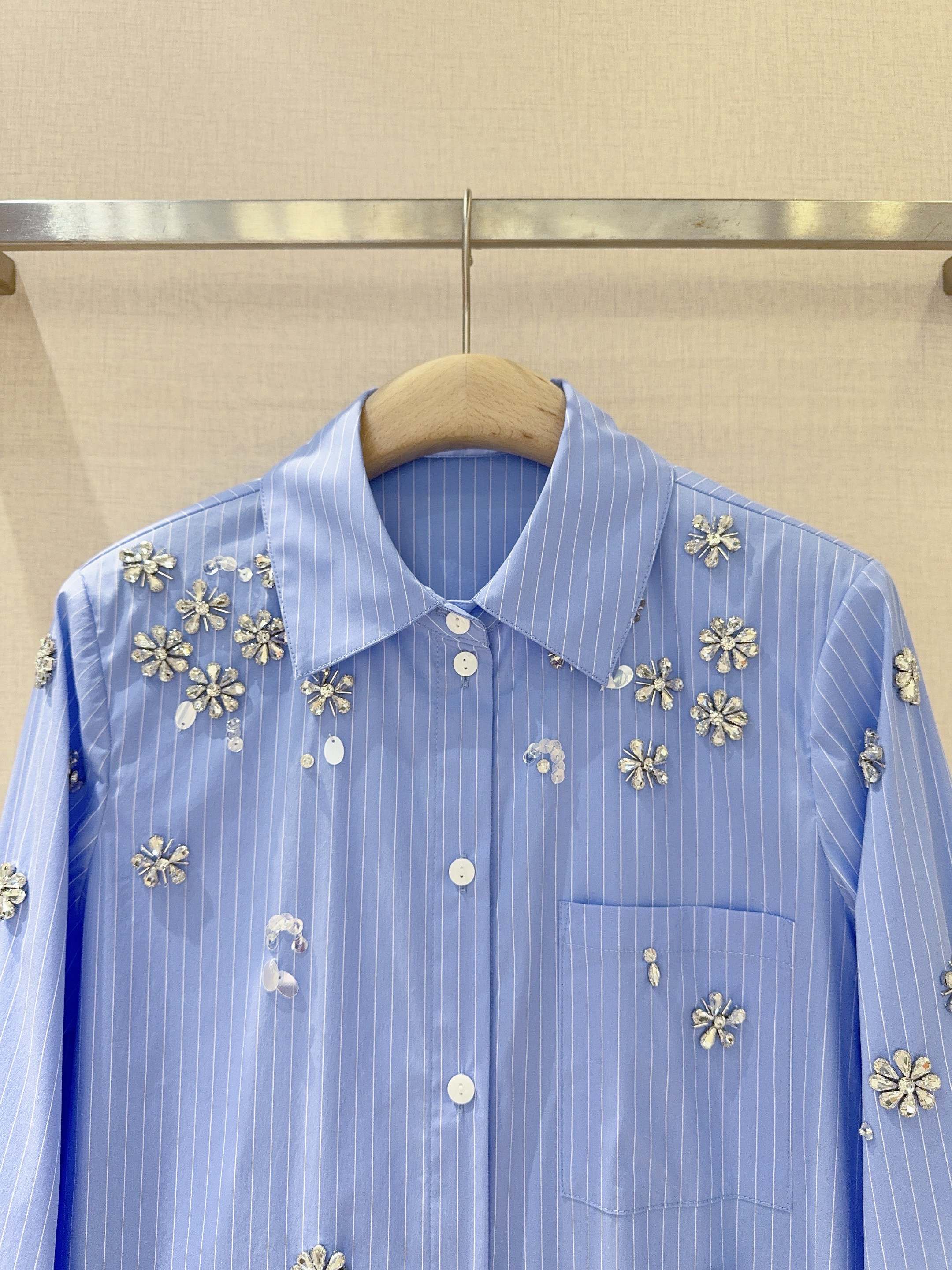 Рубашка женская в стиле CinqàSept  из хлопка голубого цвета  укороченная с декоративной отделкой