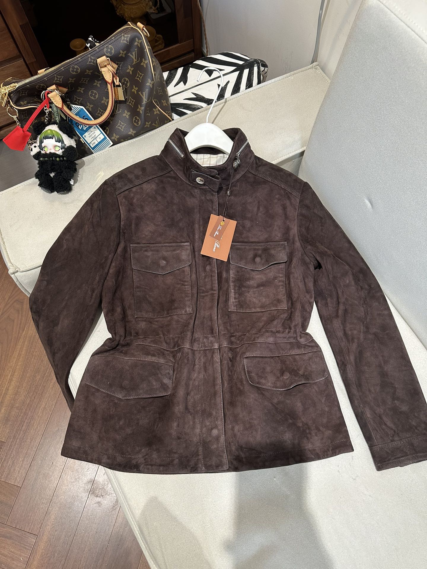 Куртка женская в стиле Loro Piana из натуральной замши тёмно-коричневого цвета с поясом