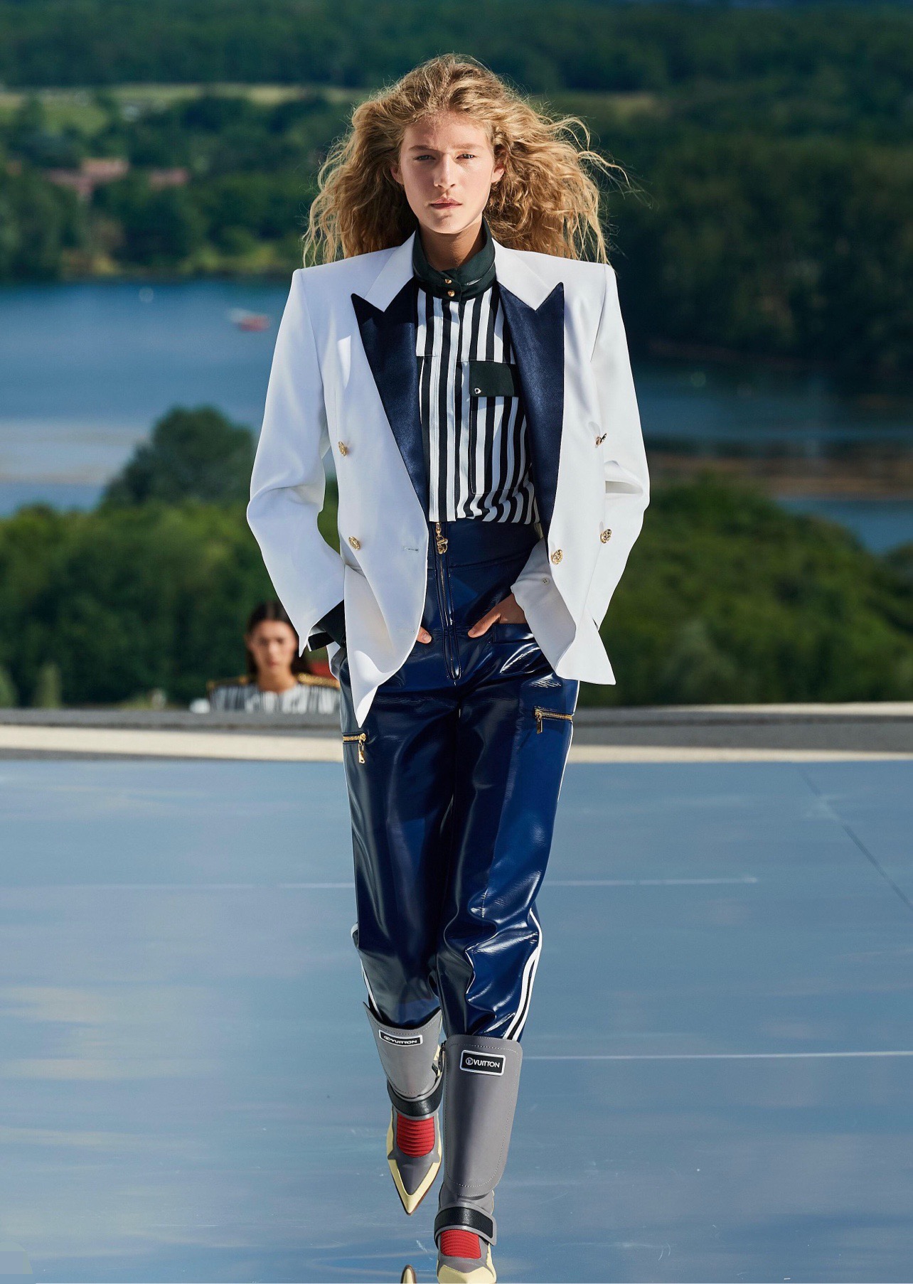 Пиджак женский в стиле Louis Vuitton тёмно-синего цвета с контрастным лацканом и золотыми пуговицами