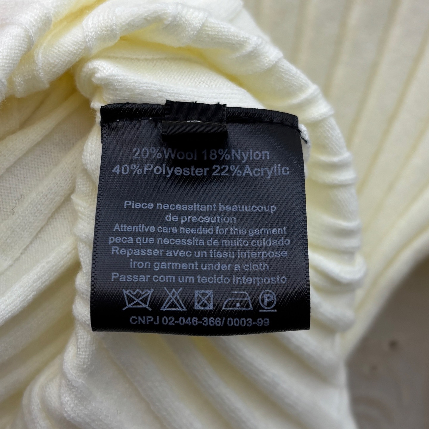 Свитер женский в стиле Schiaparelli молочного цвета с декоративными пуговицами