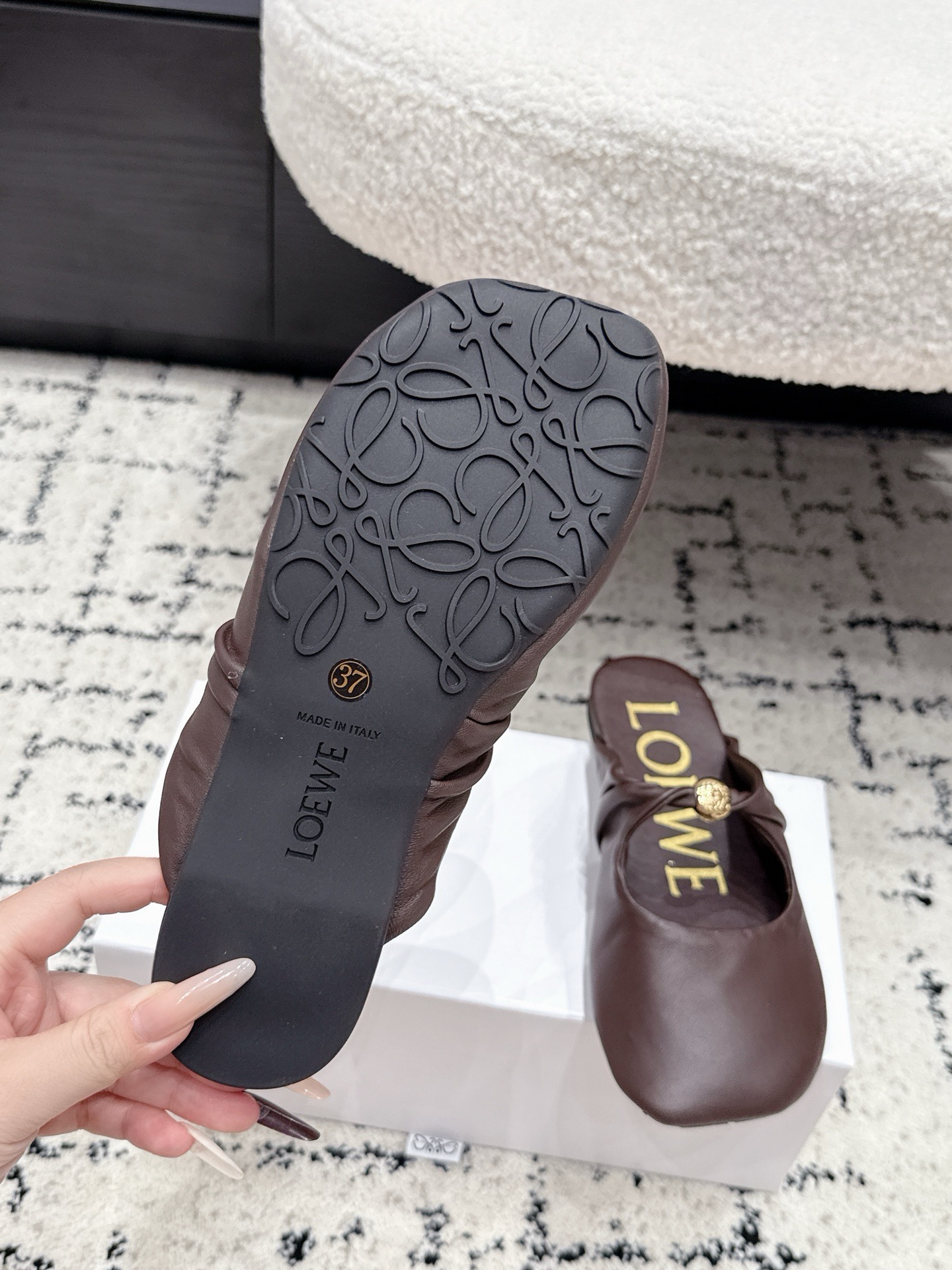 Мюли женские Loewe Pebble Soft тёмно-коричневого цвета