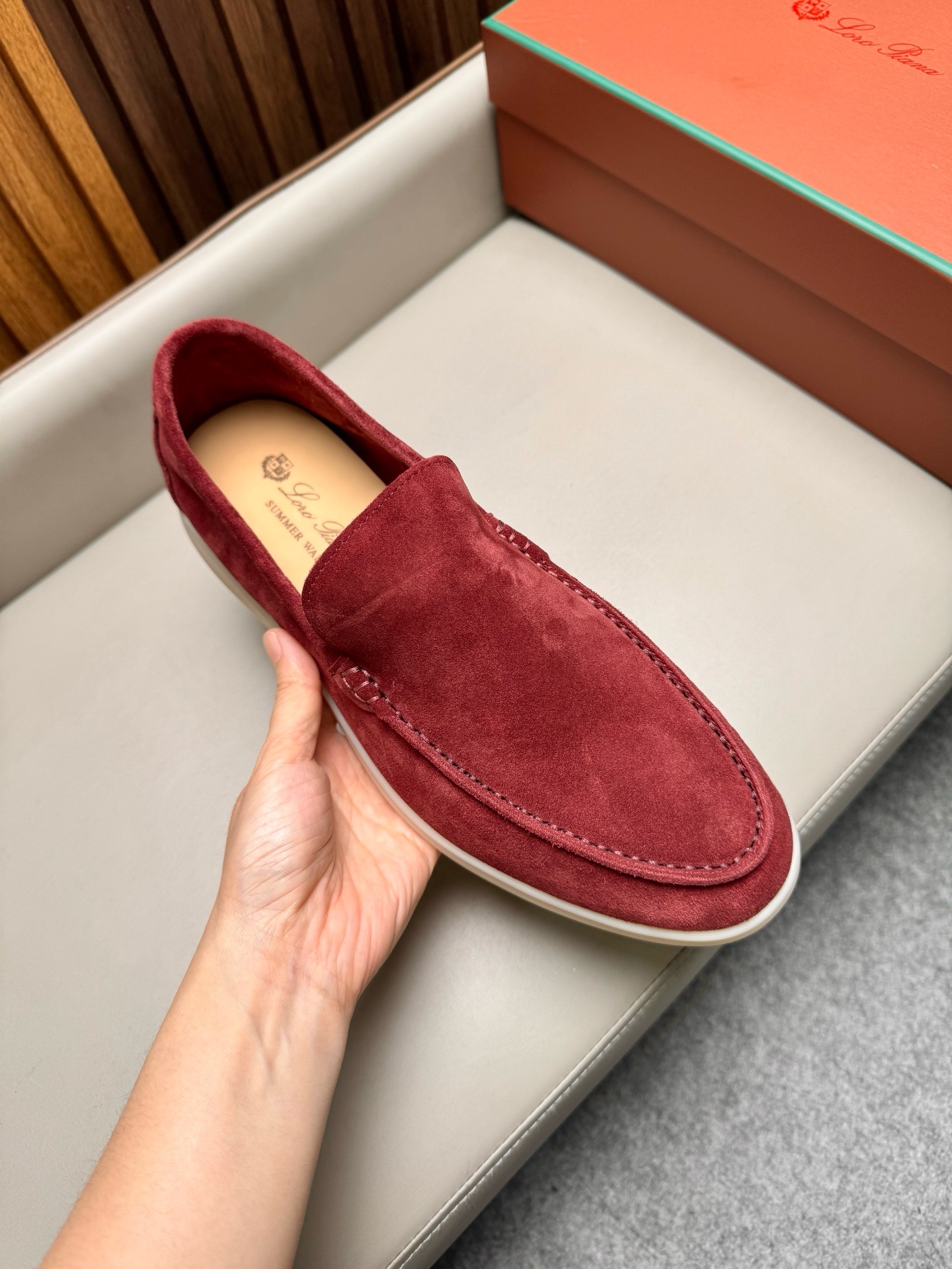 Лоферы унисекс в стиле Loro Piana из натуральной замши бордового цвета