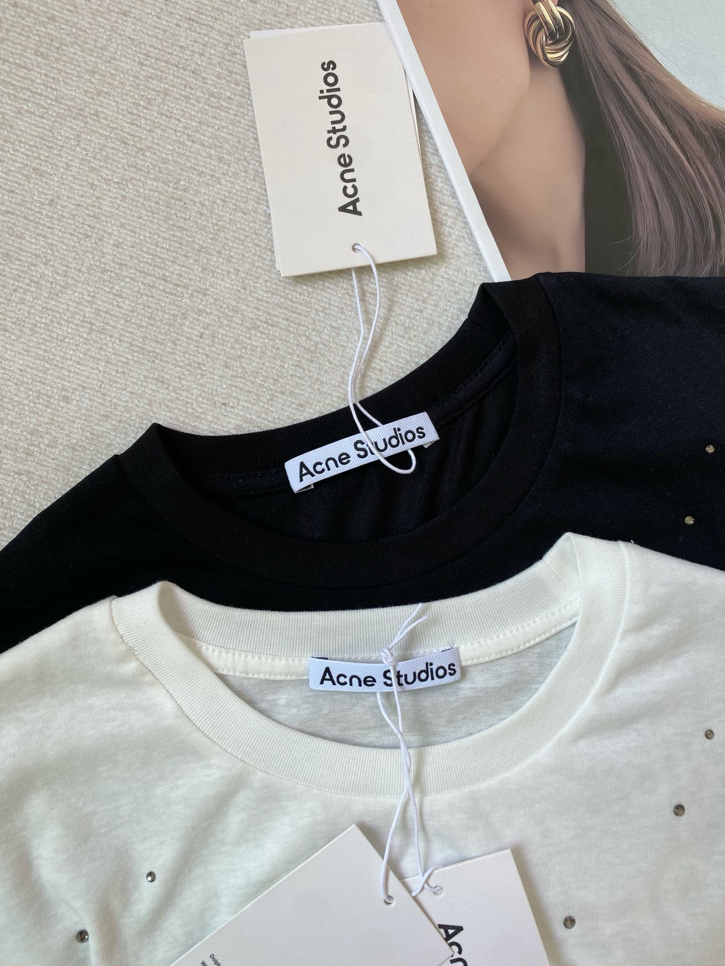 Лонгслив женский в стиле Acne Studios 1996 с металлическим логотипом и стразами в чёрном/белом цвете