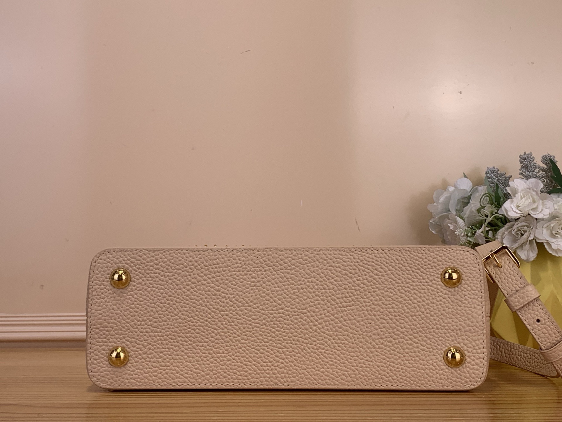 Сумка женская Louis Vuitton Capucines MM Confetti с декоративной цепочкой