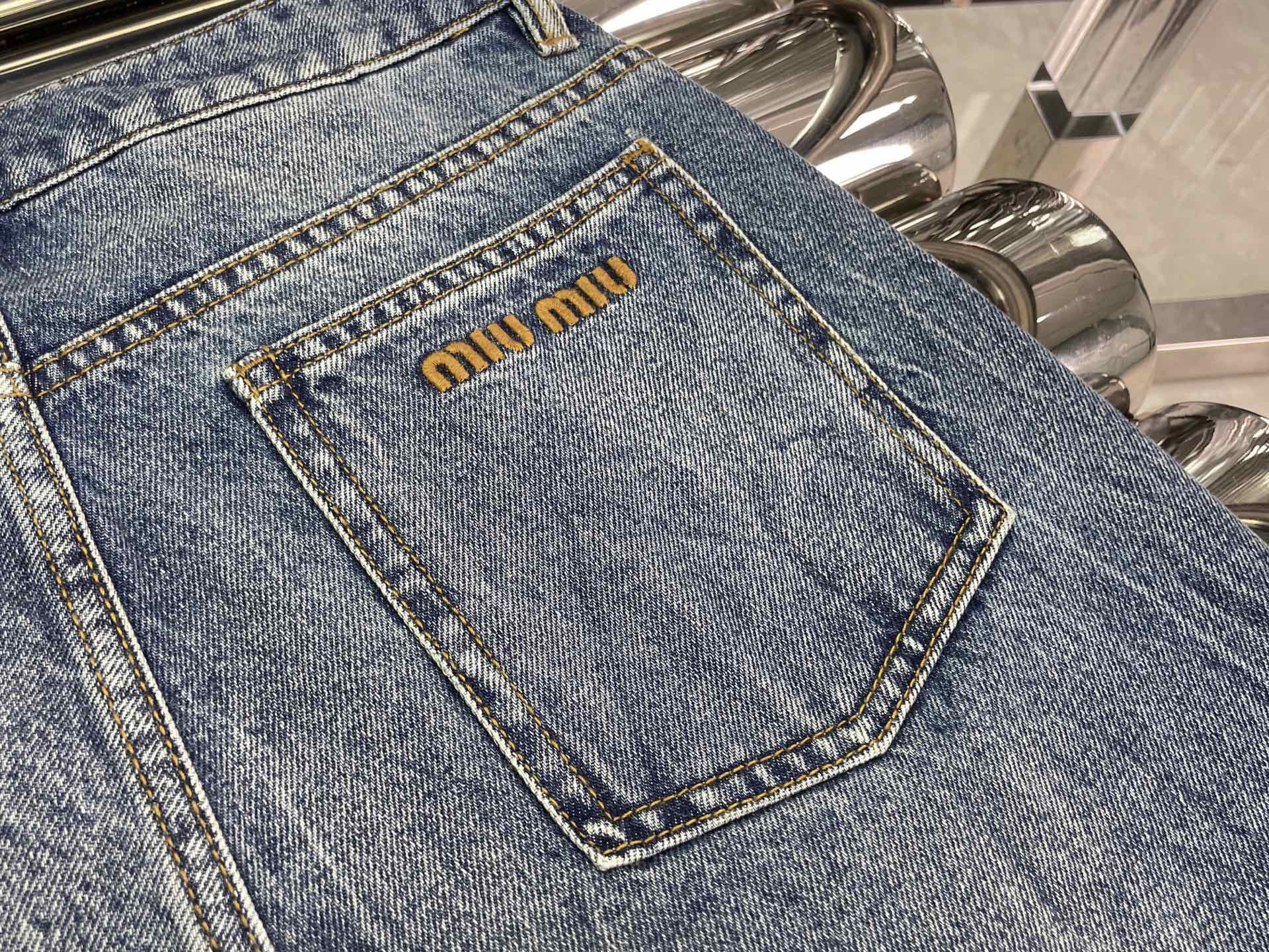 Джинсы женские в стиле Miu Miu из денима голубого цвета прямого кроя с вышивкой