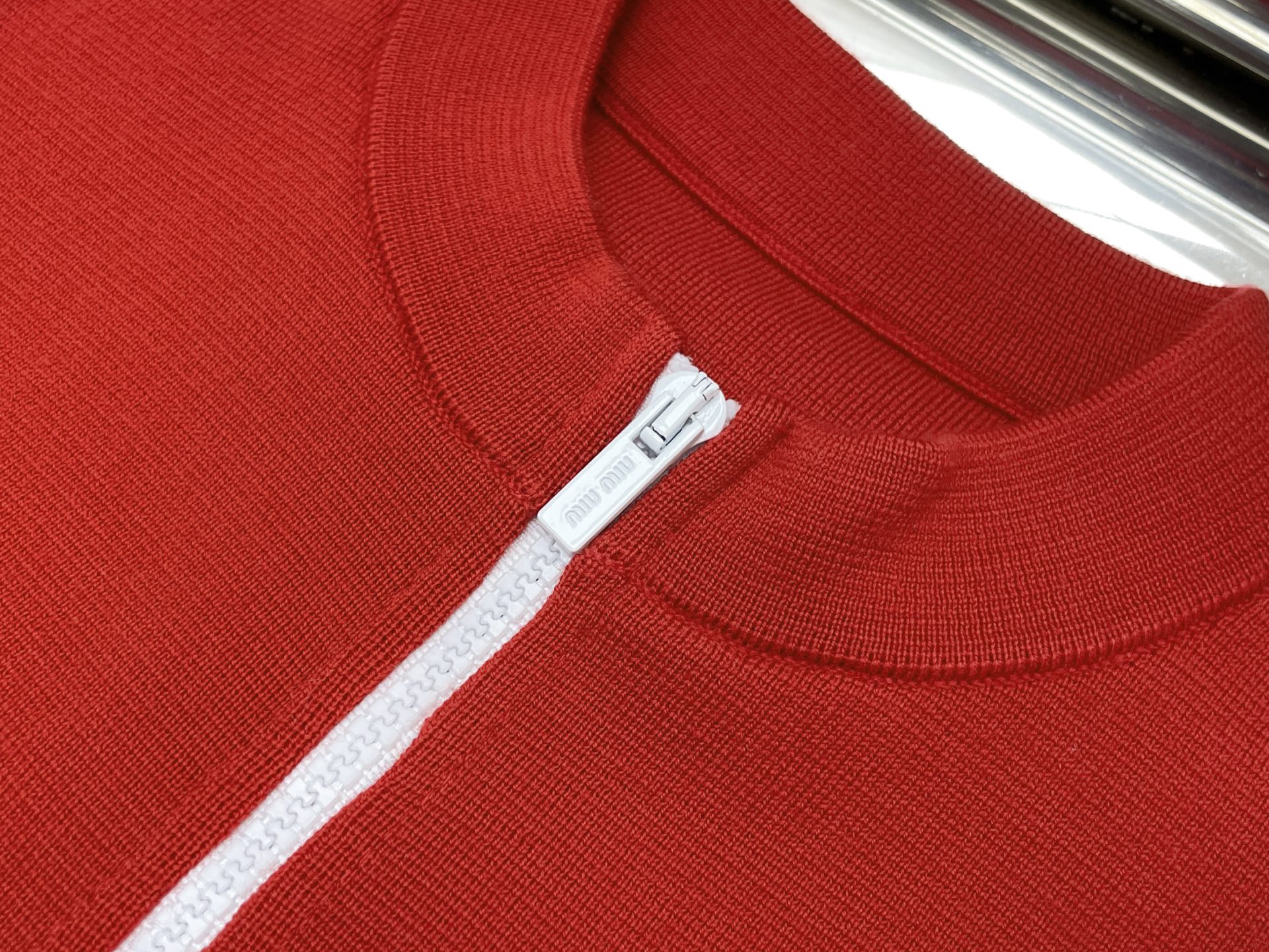 Жилет женский в стиле Miu Miu из трикотажа красного цвета на молнии