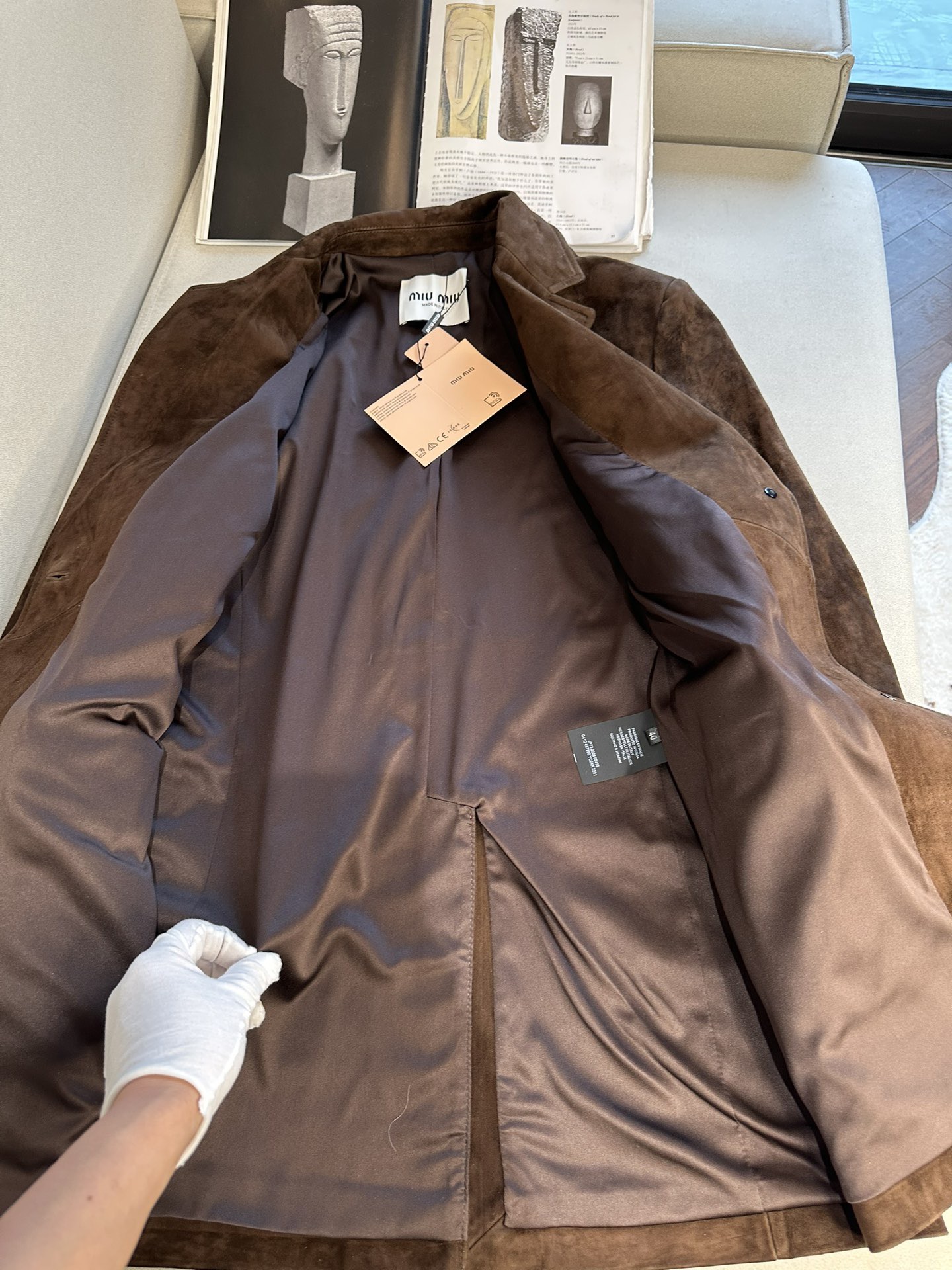 Куртка женская в стиле Miu Miu из натуральной замши коричневого цвета с классическим кроем