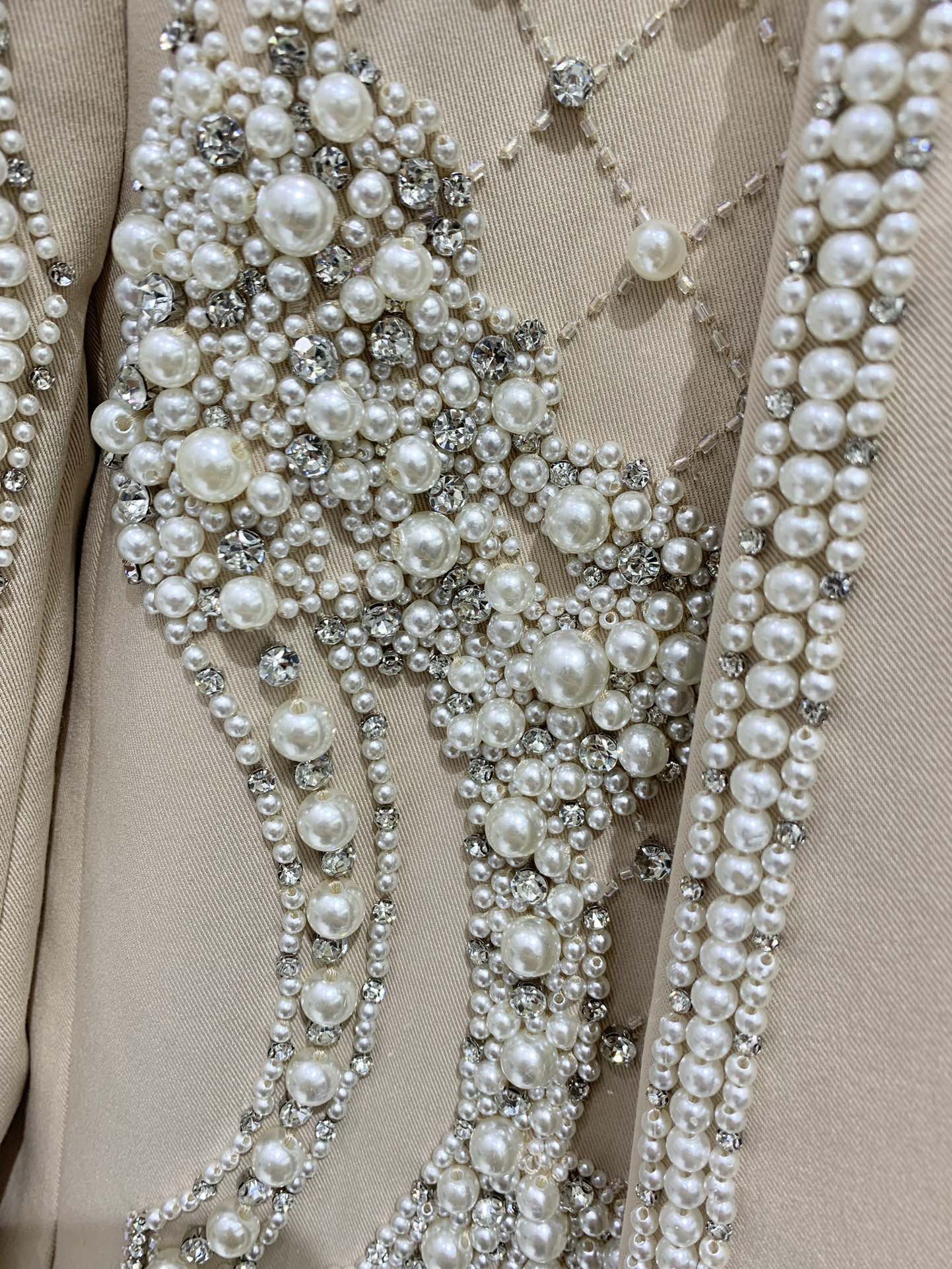 Жакет женский в стиле Balmain из плотной костюмной ткани бежевого цвета с ручной жемчужной вышивкой