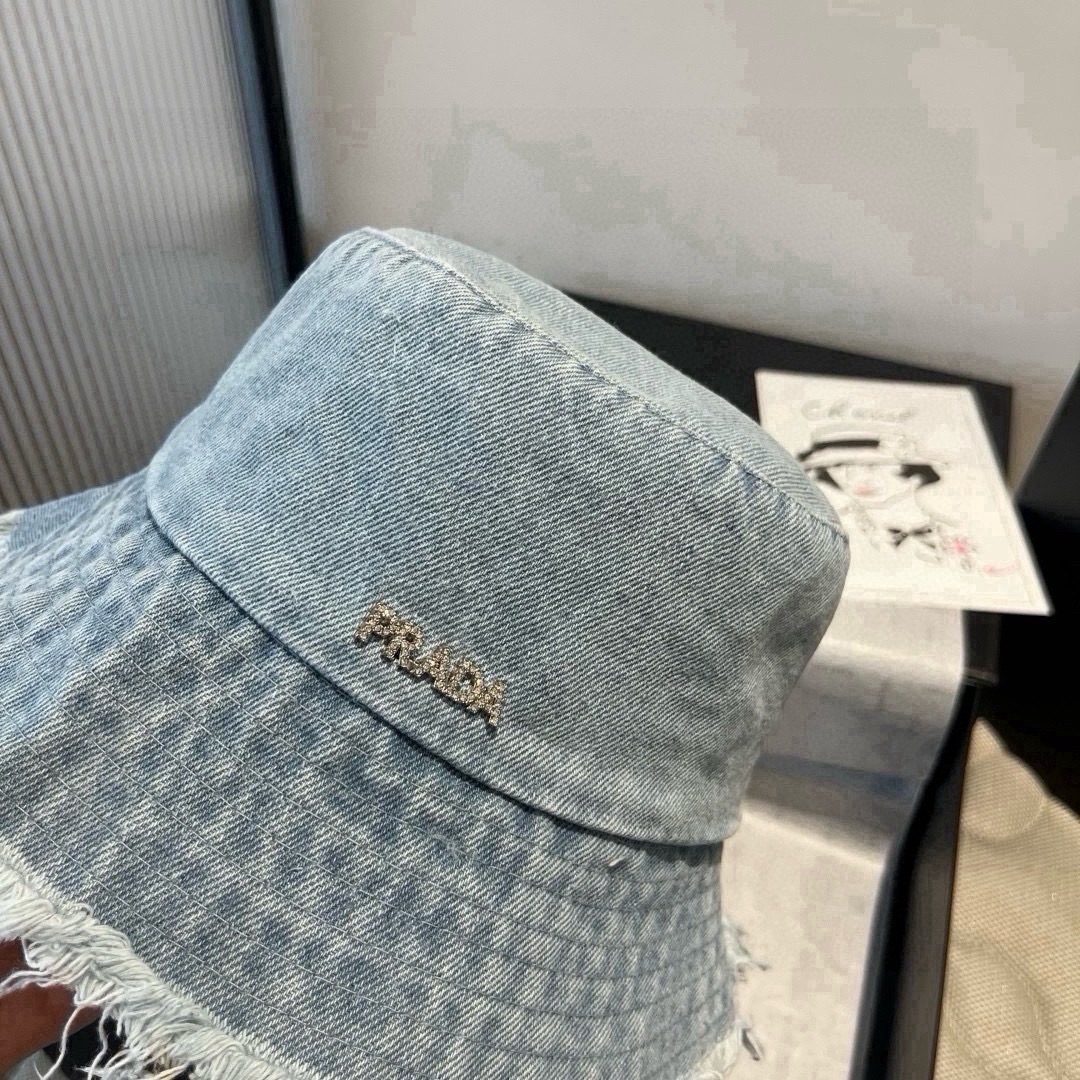 Панама женская в стиле Prada из джинсовой ткани голубого цвета с логотипом